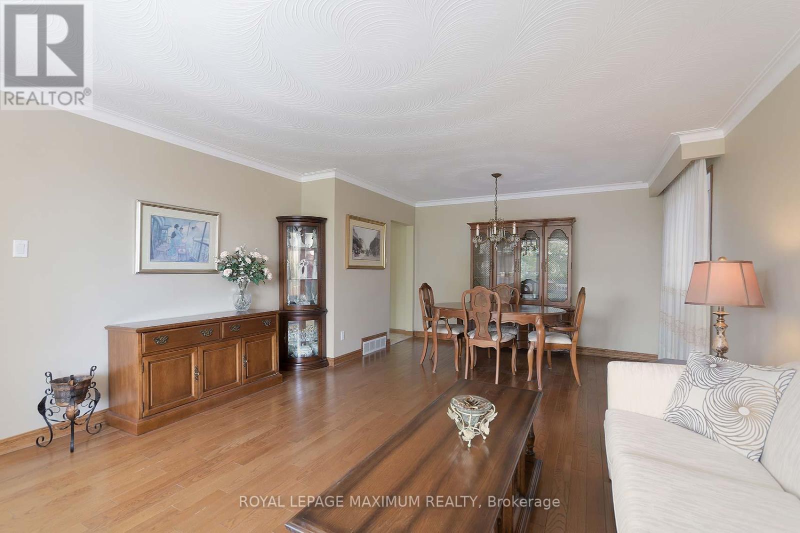 10 Gatesgill Crescent, Toronto, Ontario  M3M 1X9 - Photo 10 - W12418346