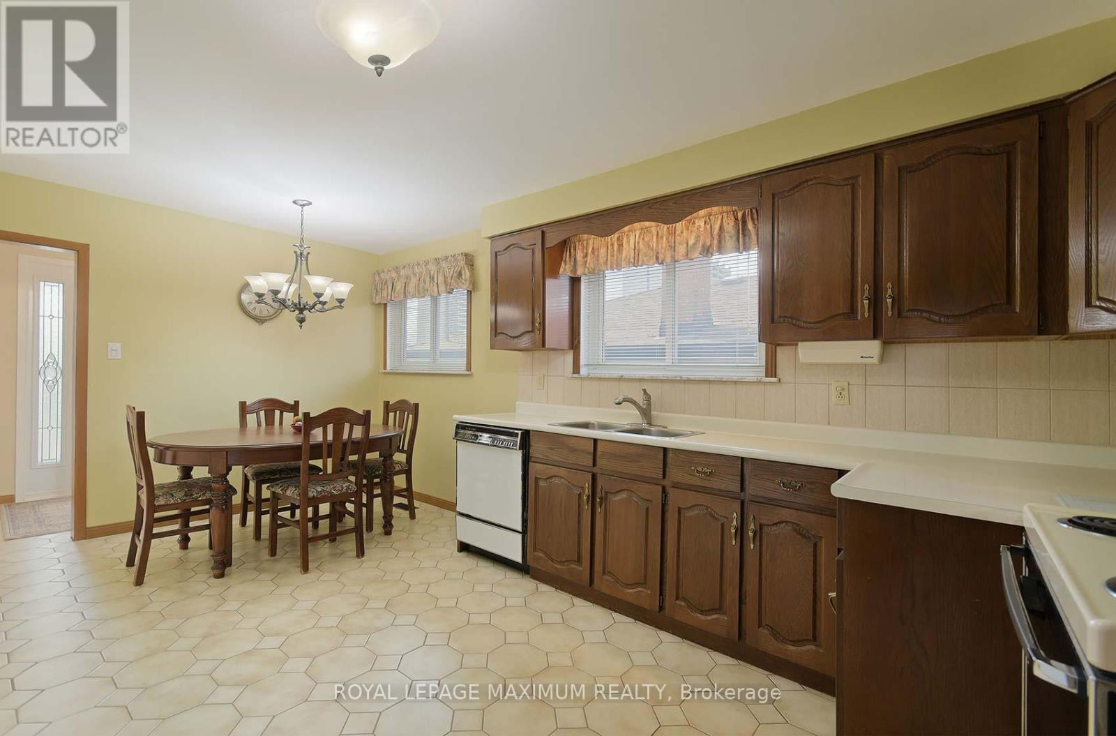 10 Gatesgill Crescent, Toronto, Ontario  M3M 1X9 - Photo 11 - W12418346