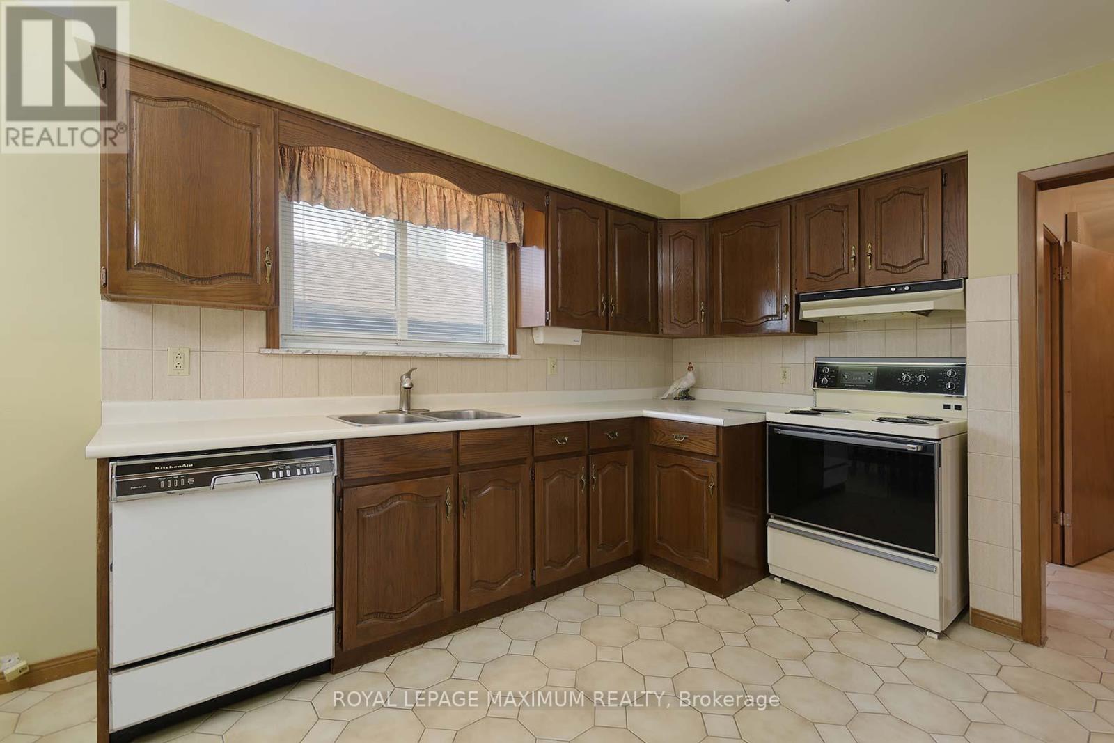 10 Gatesgill Crescent, Toronto, Ontario  M3M 1X9 - Photo 12 - W12418346