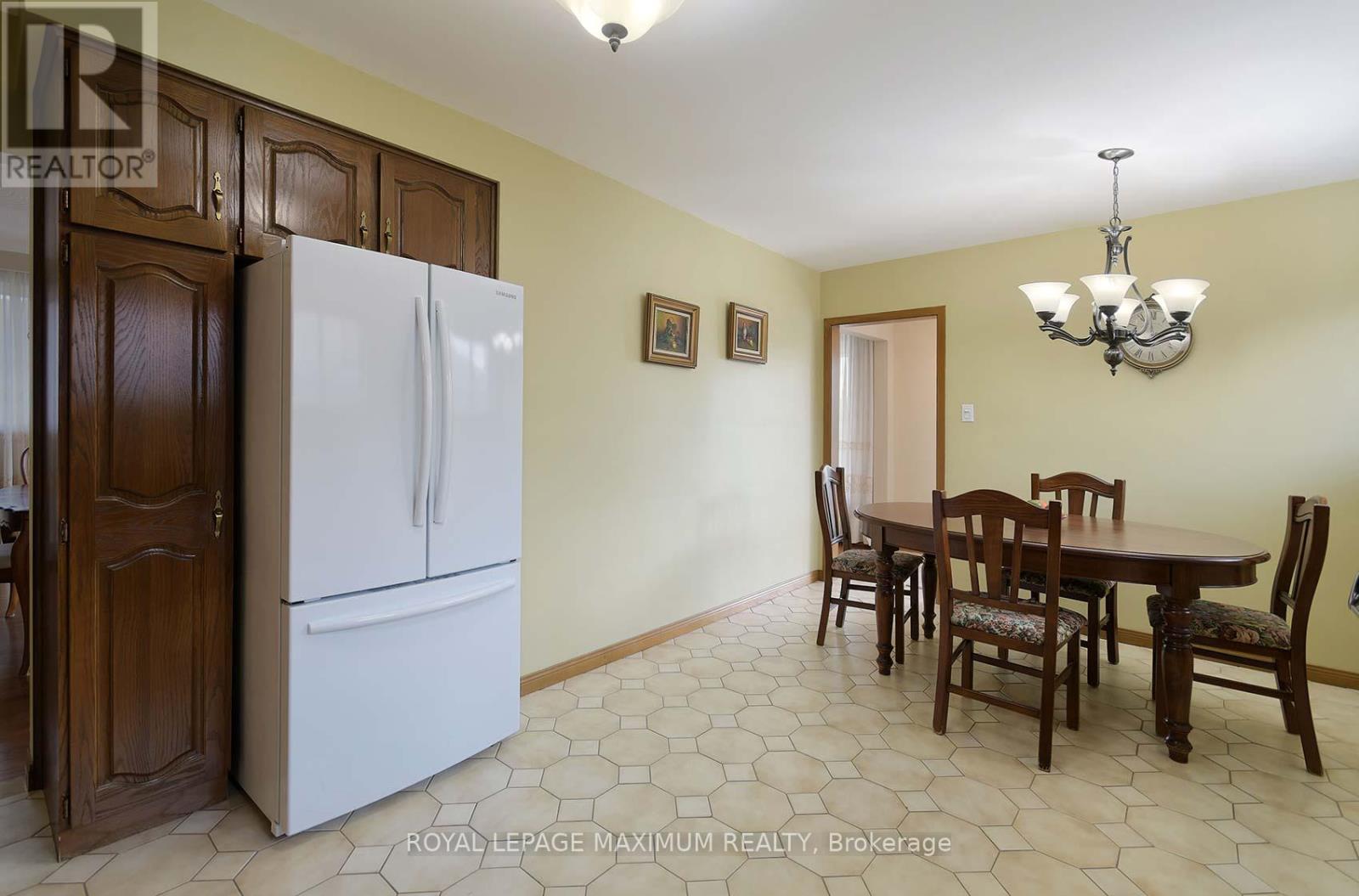 10 Gatesgill Crescent, Toronto, Ontario  M3M 1X9 - Photo 13 - W12418346