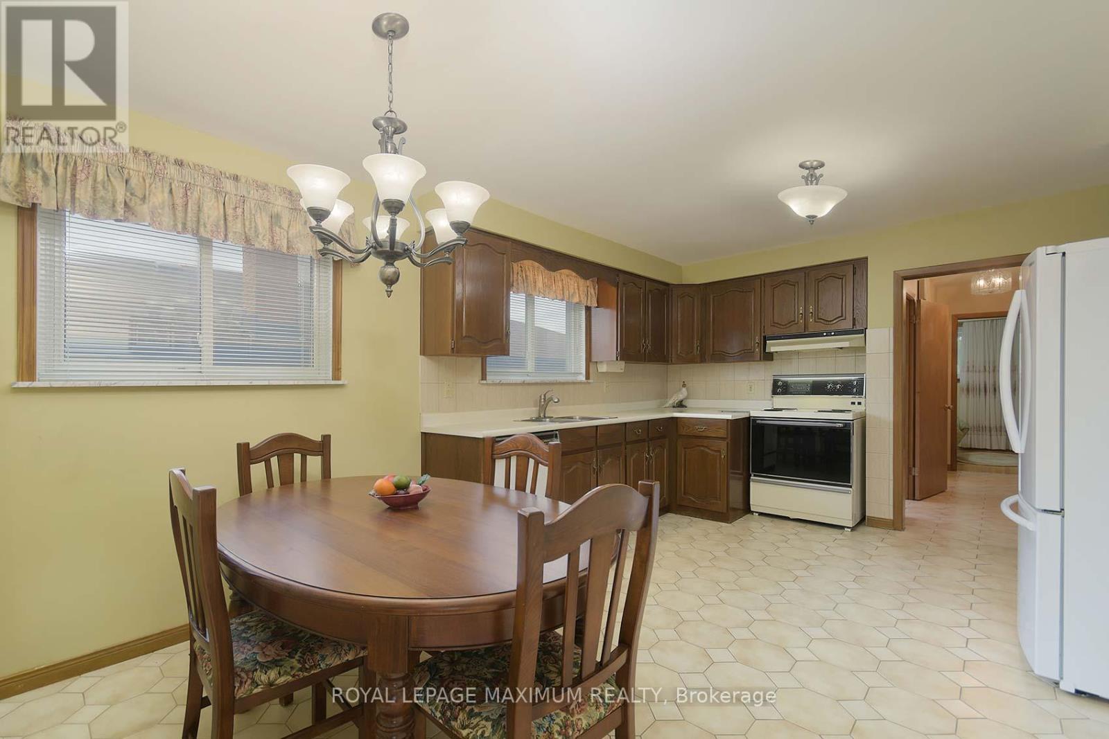 10 Gatesgill Crescent, Toronto, Ontario  M3M 1X9 - Photo 14 - W12418346