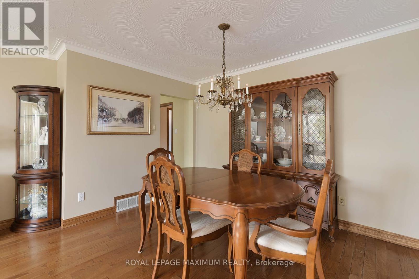 10 Gatesgill Crescent, Toronto, Ontario  M3M 1X9 - Photo 15 - W12418346