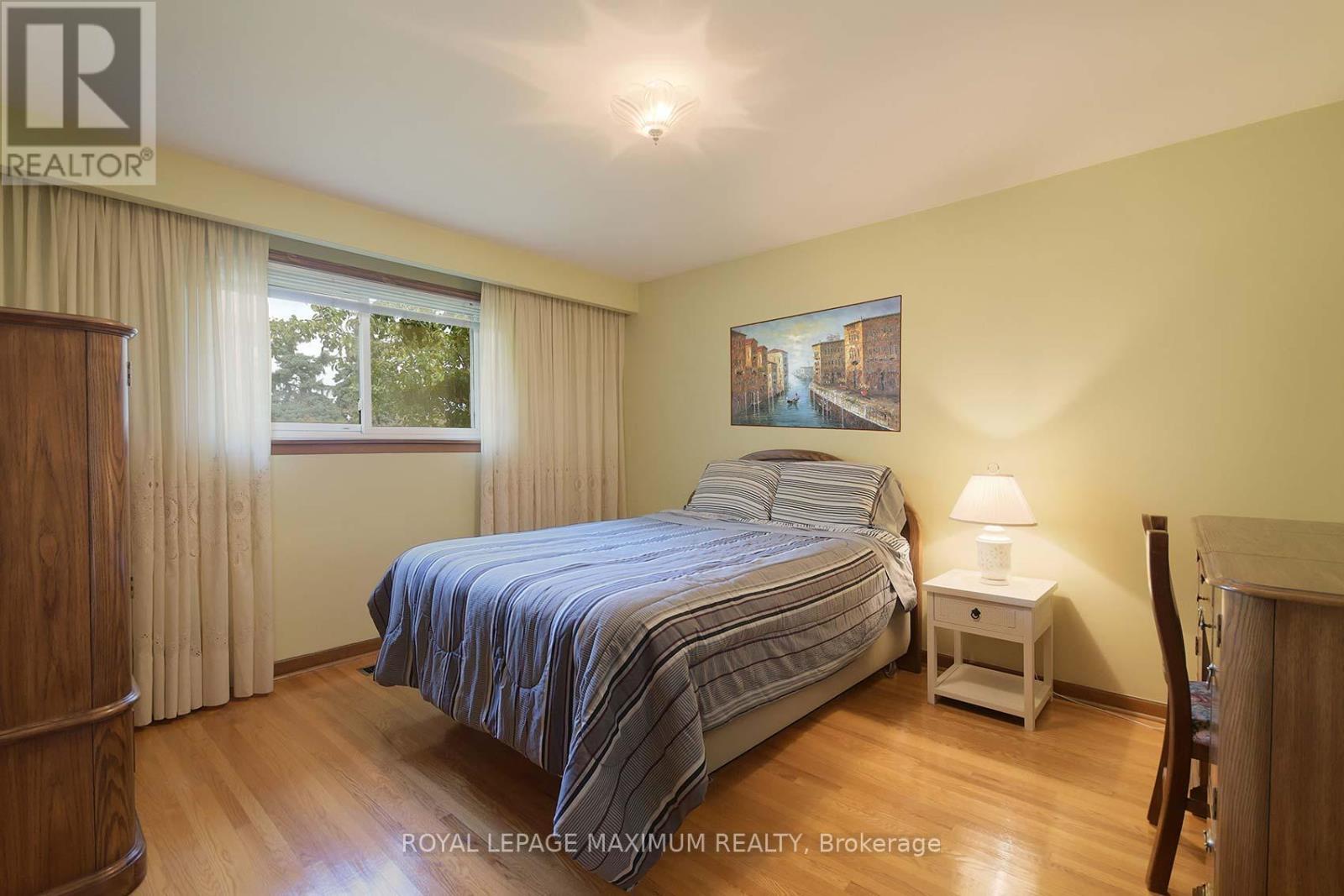 10 Gatesgill Crescent, Toronto, Ontario  M3M 1X9 - Photo 17 - W12418346