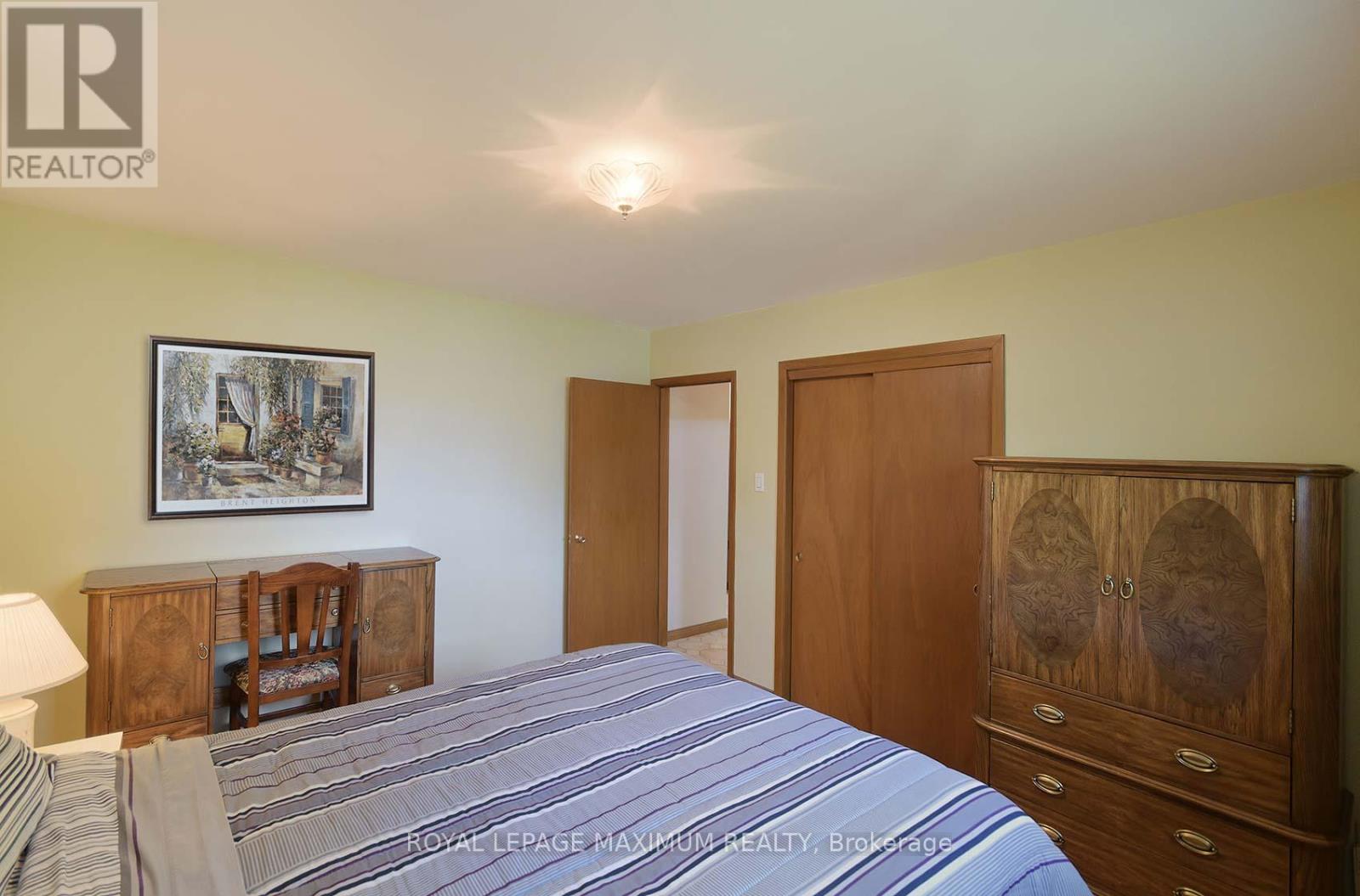 10 Gatesgill Crescent, Toronto, Ontario  M3M 1X9 - Photo 18 - W12418346