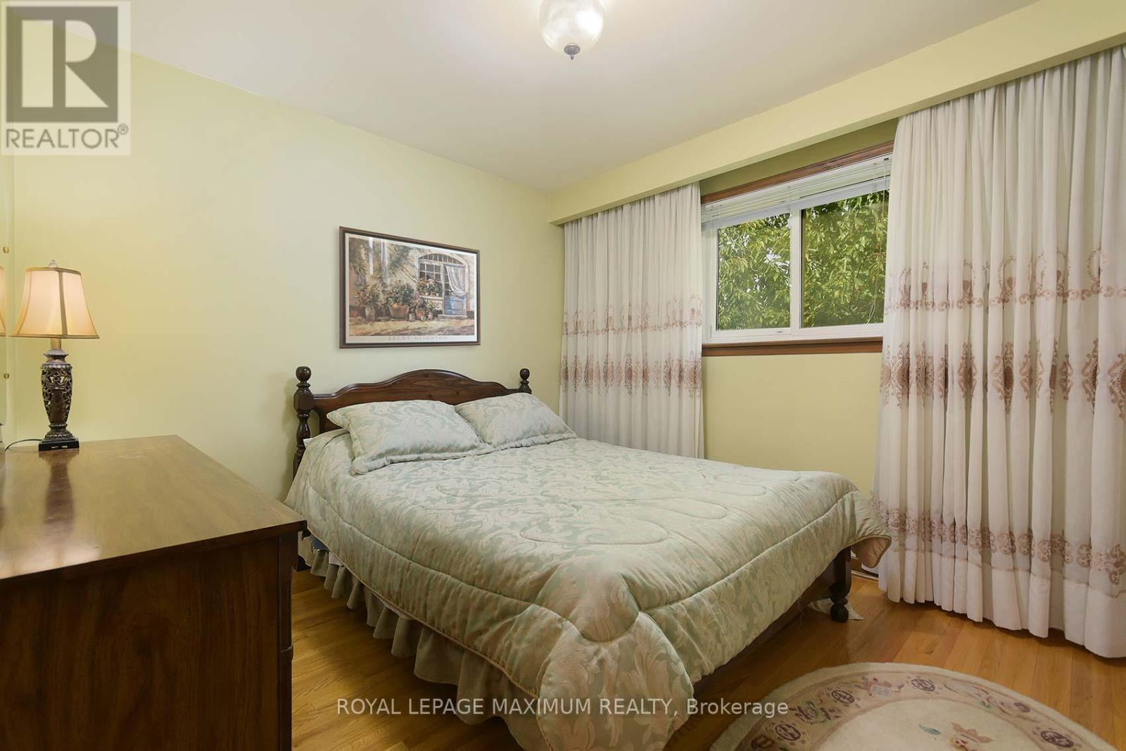 10 Gatesgill Crescent, Toronto, Ontario  M3M 1X9 - Photo 19 - W12418346