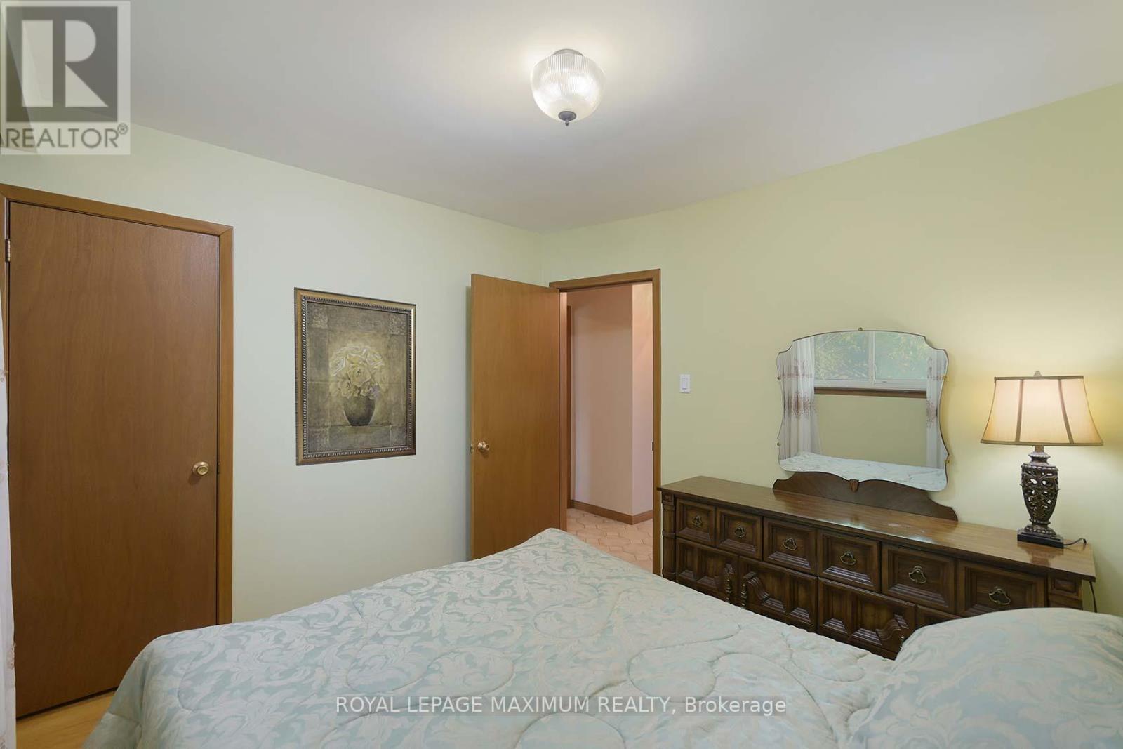10 Gatesgill Crescent, Toronto, Ontario  M3M 1X9 - Photo 20 - W12418346