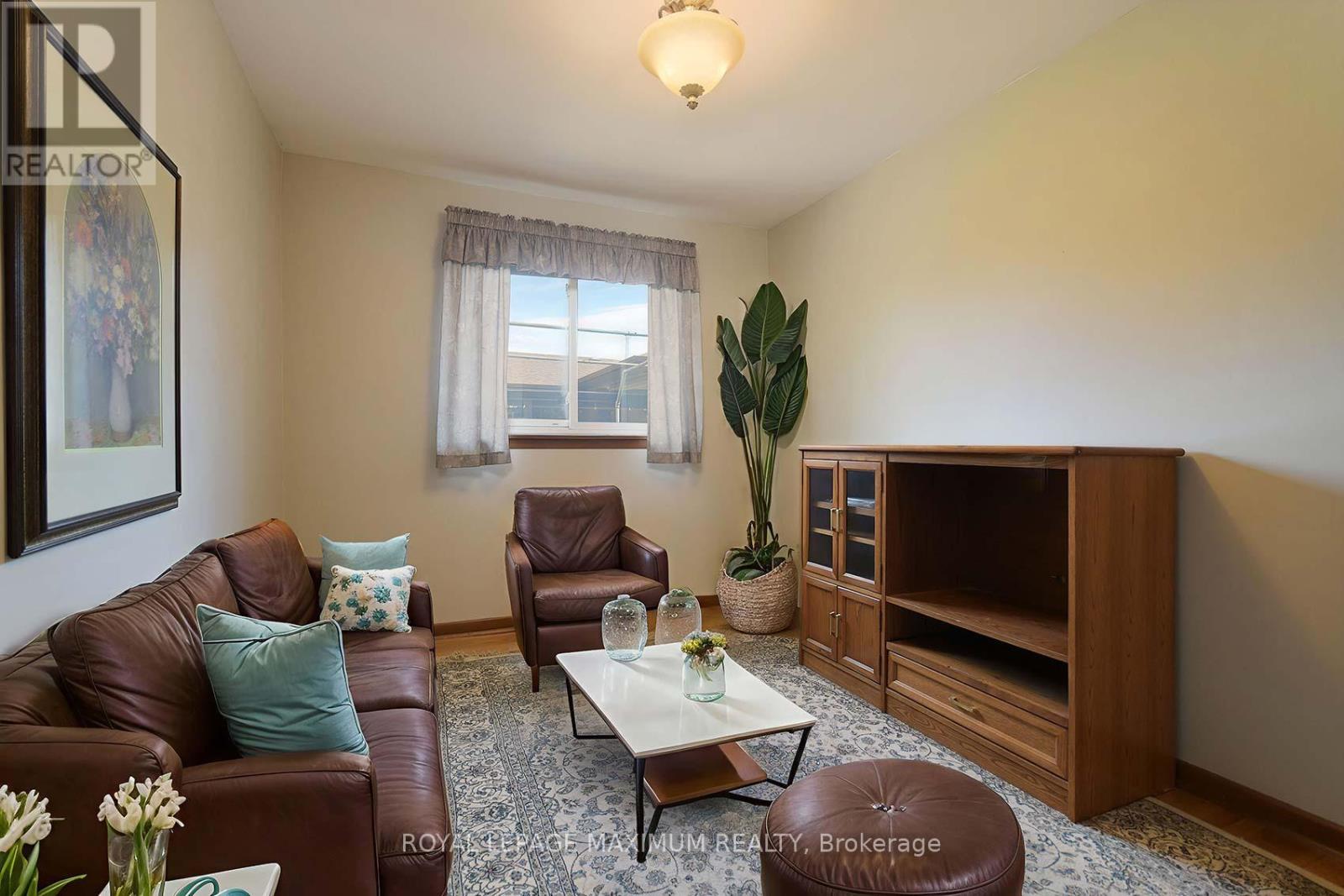10 Gatesgill Crescent, Toronto, Ontario  M3M 1X9 - Photo 21 - W12418346