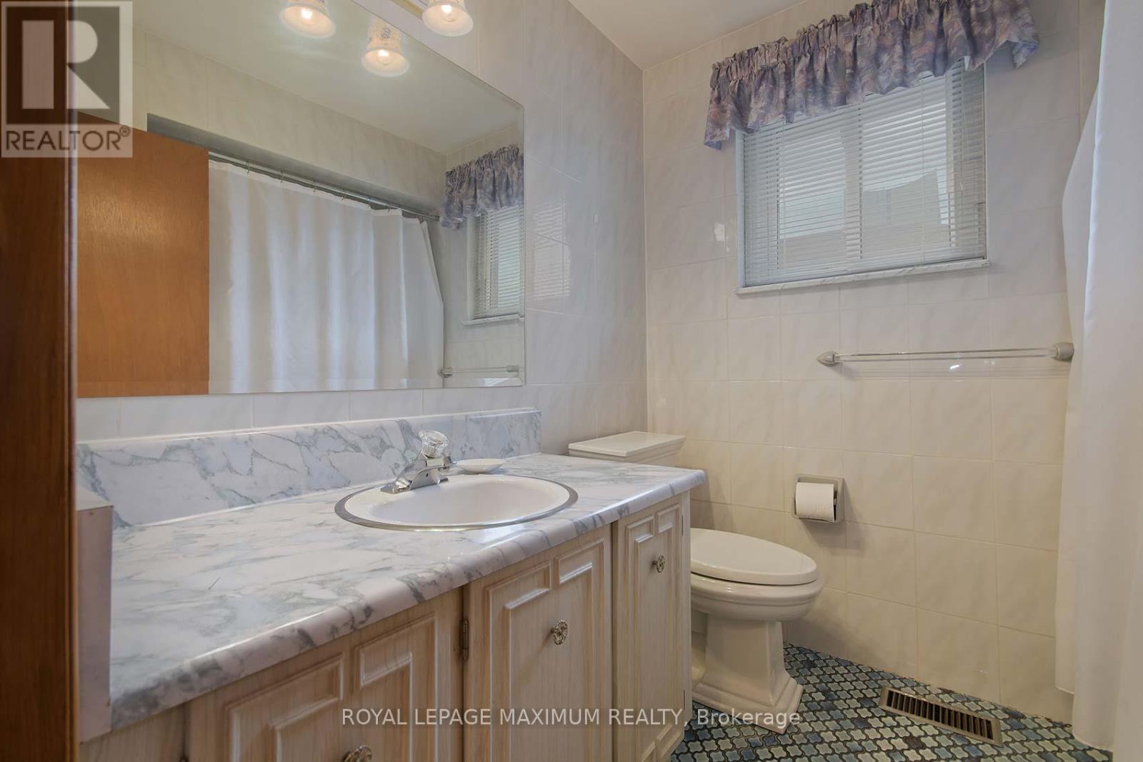 10 Gatesgill Crescent, Toronto, Ontario  M3M 1X9 - Photo 23 - W12418346