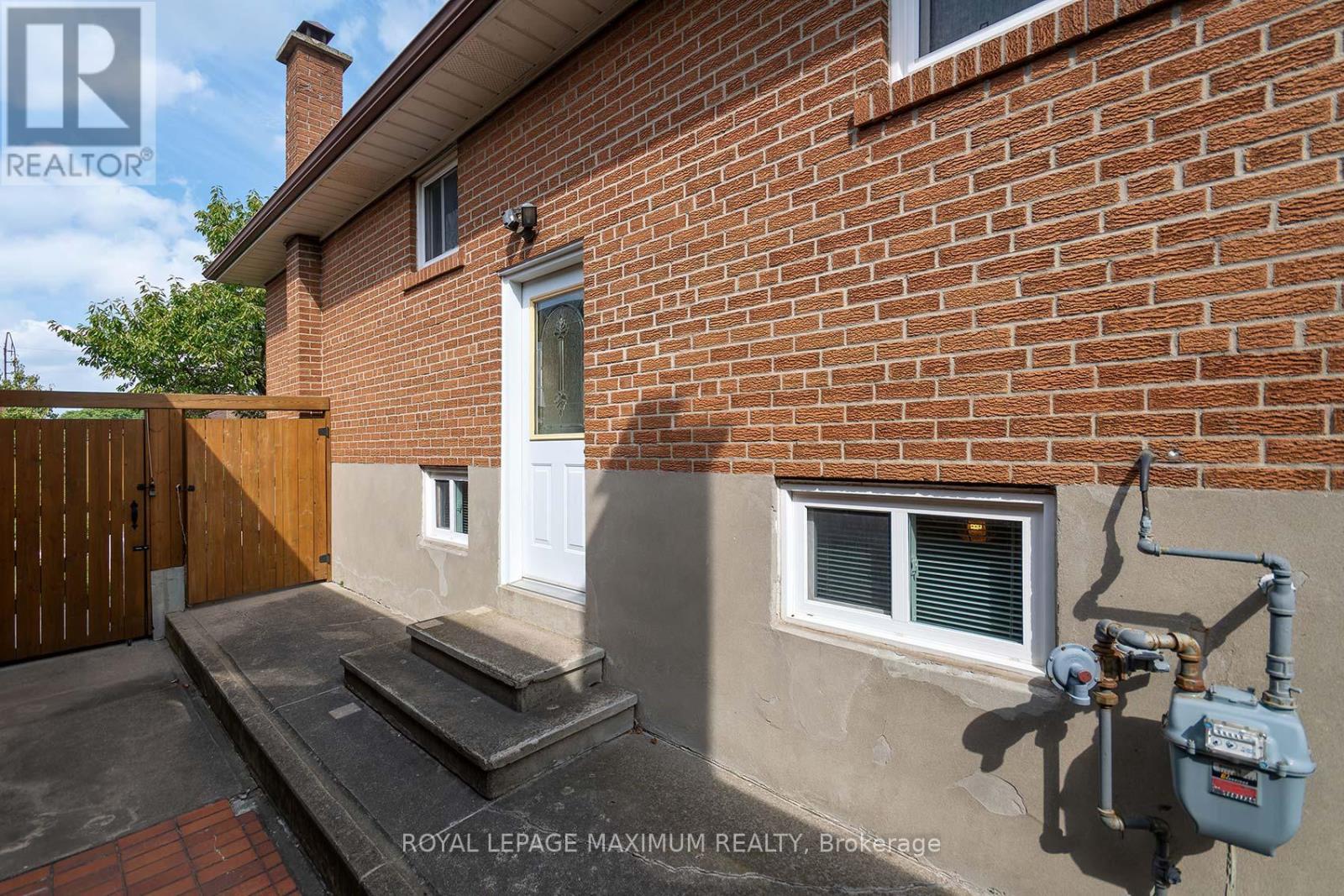 10 Gatesgill Crescent, Toronto, Ontario  M3M 1X9 - Photo 24 - W12418346
