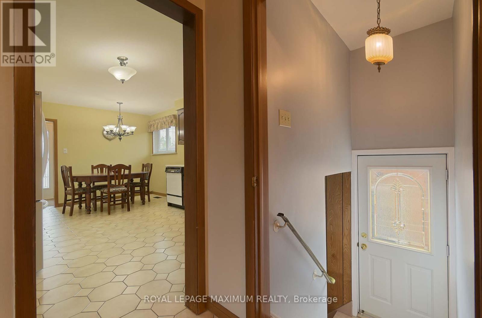 10 Gatesgill Crescent, Toronto, Ontario  M3M 1X9 - Photo 25 - W12418346