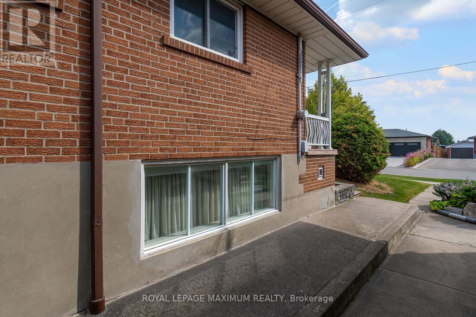 10 Gatesgill Crescent, Toronto, Ontario  M3M 1X9 - Photo 29 - W12418346