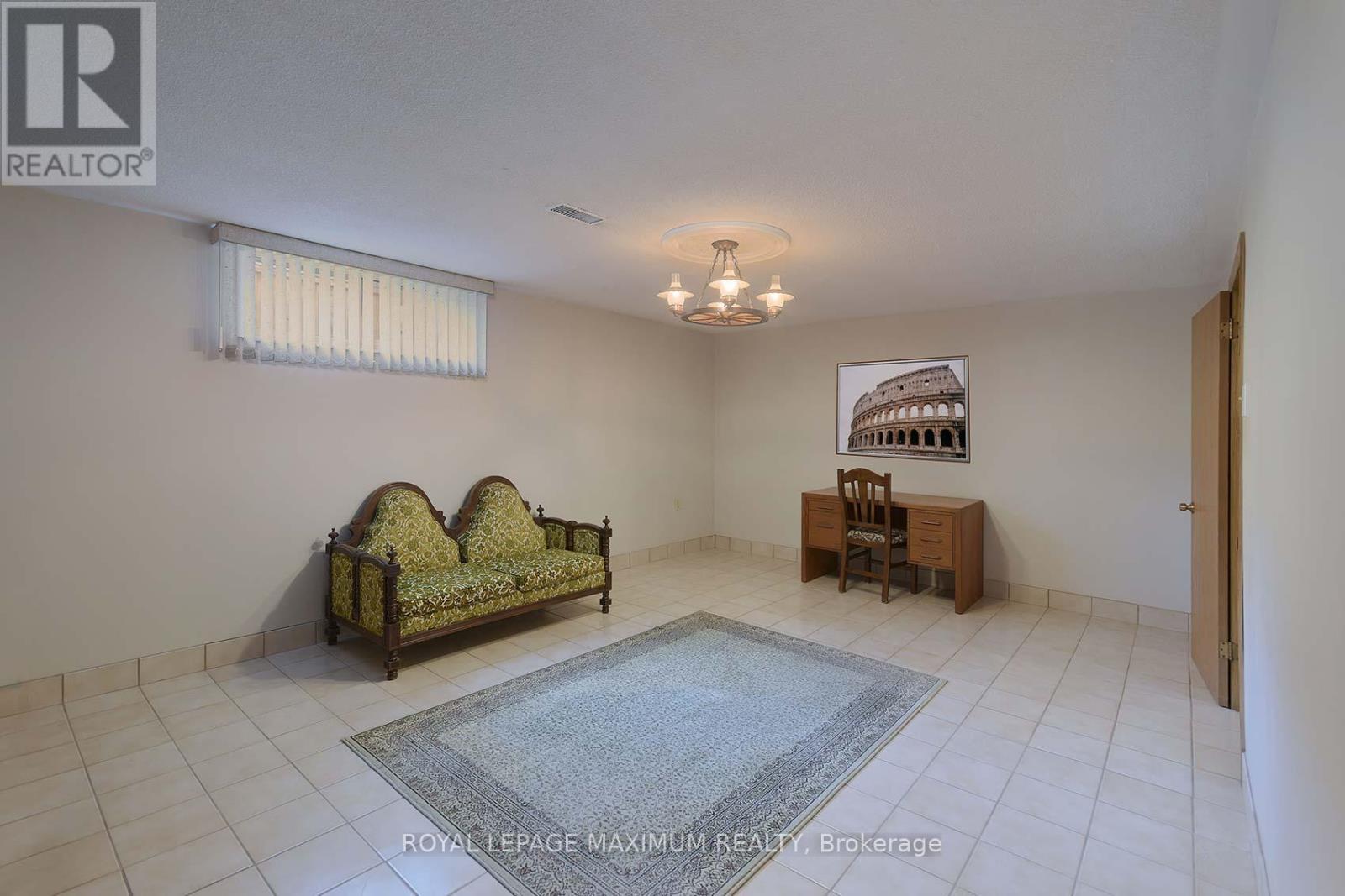 10 Gatesgill Crescent, Toronto, Ontario  M3M 1X9 - Photo 31 - W12418346