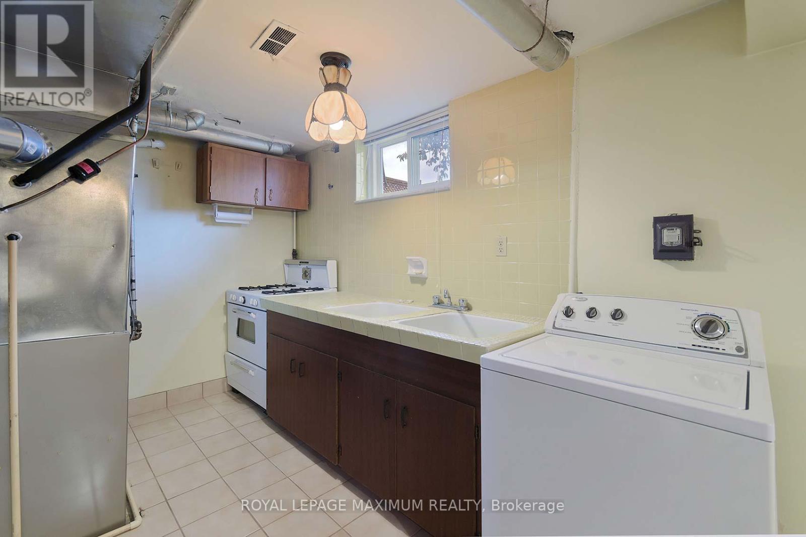 10 Gatesgill Crescent, Toronto, Ontario  M3M 1X9 - Photo 34 - W12418346