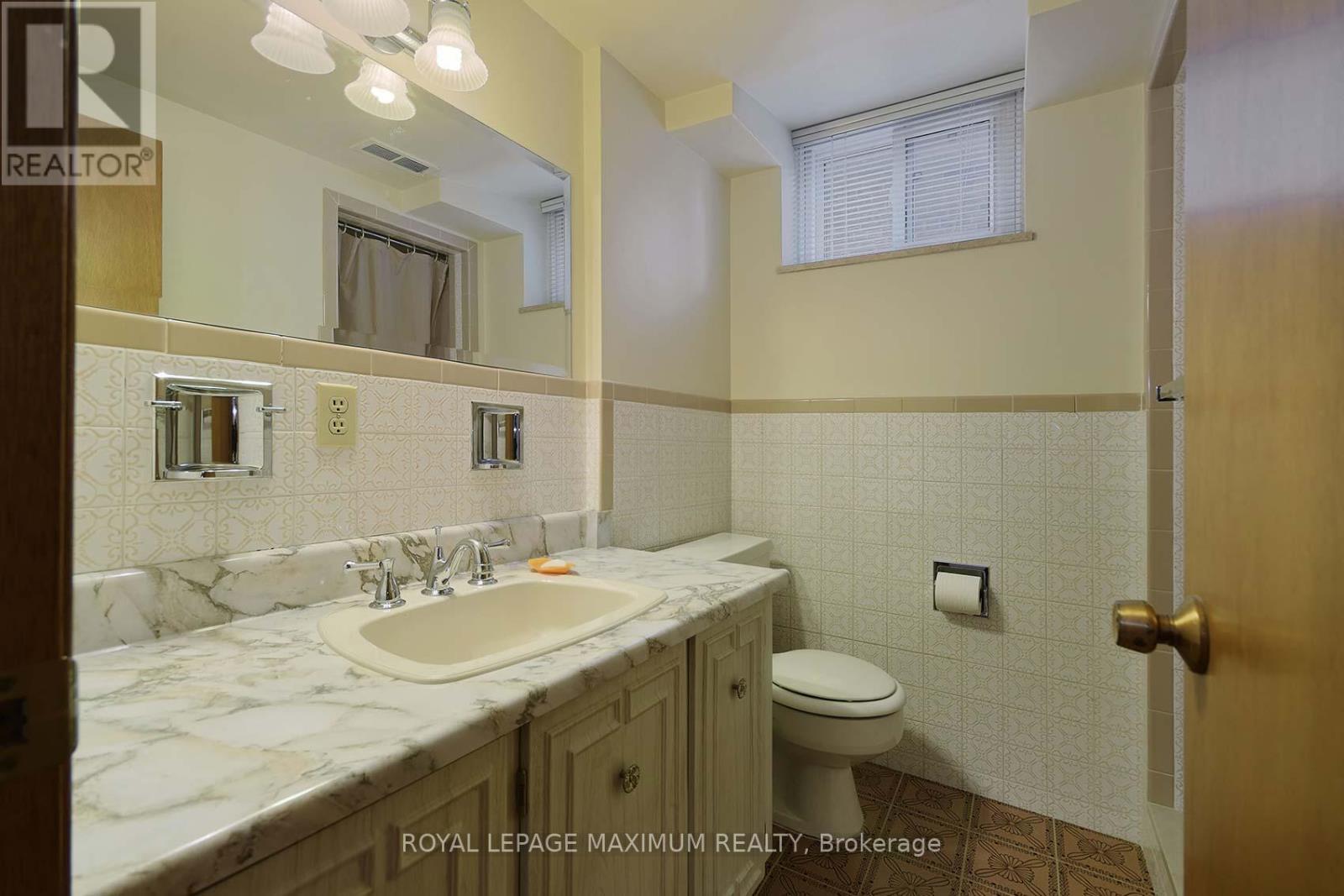10 Gatesgill Crescent, Toronto, Ontario  M3M 1X9 - Photo 35 - W12418346