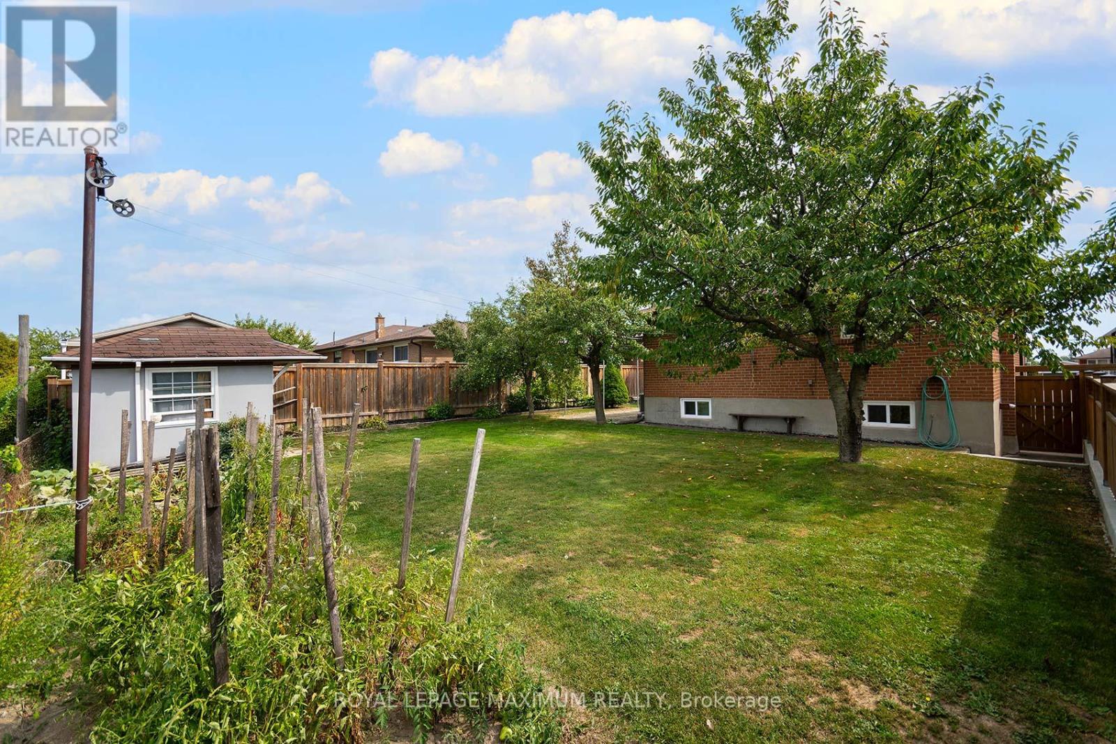 10 Gatesgill Crescent, Toronto, Ontario  M3M 1X9 - Photo 36 - W12418346