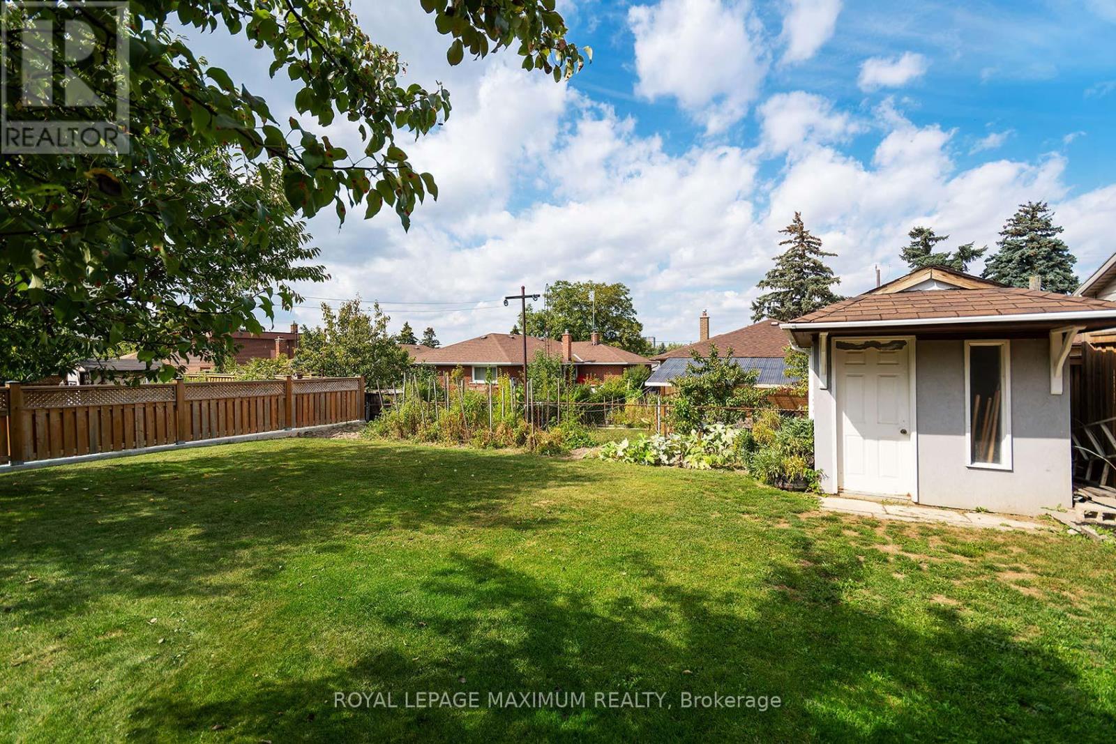 10 Gatesgill Crescent, Toronto, Ontario  M3M 1X9 - Photo 38 - W12418346