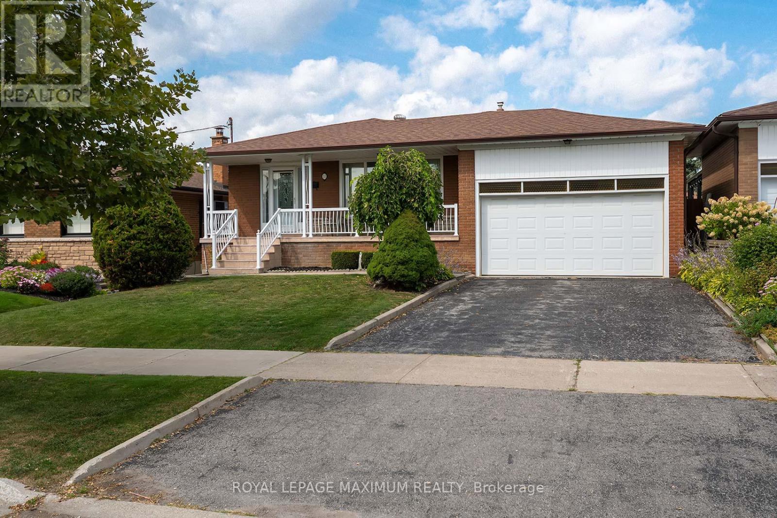 10 Gatesgill Crescent, Toronto, Ontario  M3M 1X9 - Photo 4 - W12418346