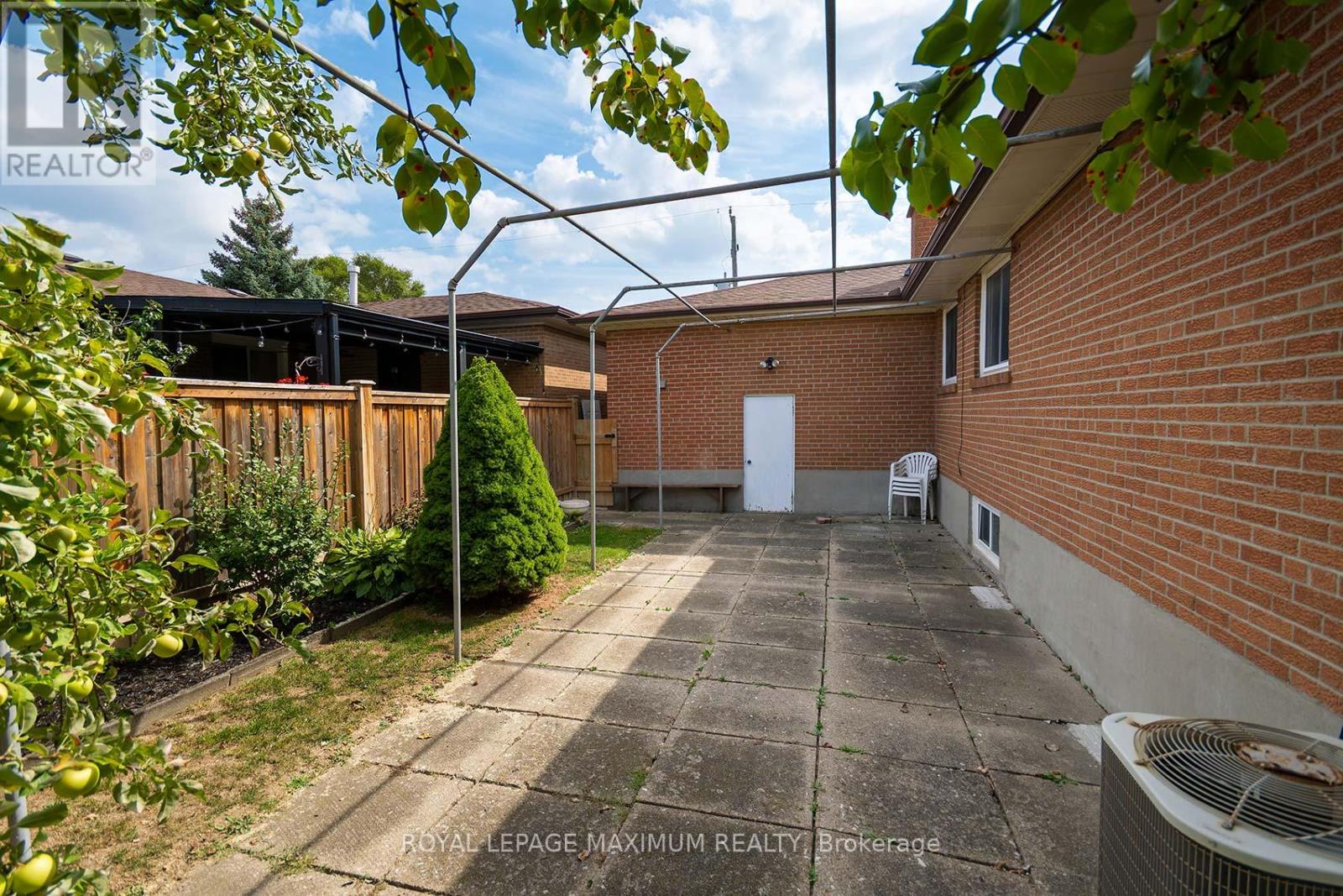 10 Gatesgill Crescent, Toronto, Ontario  M3M 1X9 - Photo 40 - W12418346