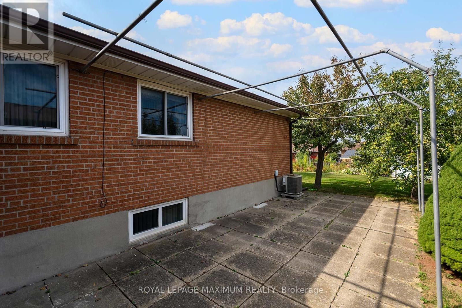 10 Gatesgill Crescent, Toronto, Ontario  M3M 1X9 - Photo 41 - W12418346
