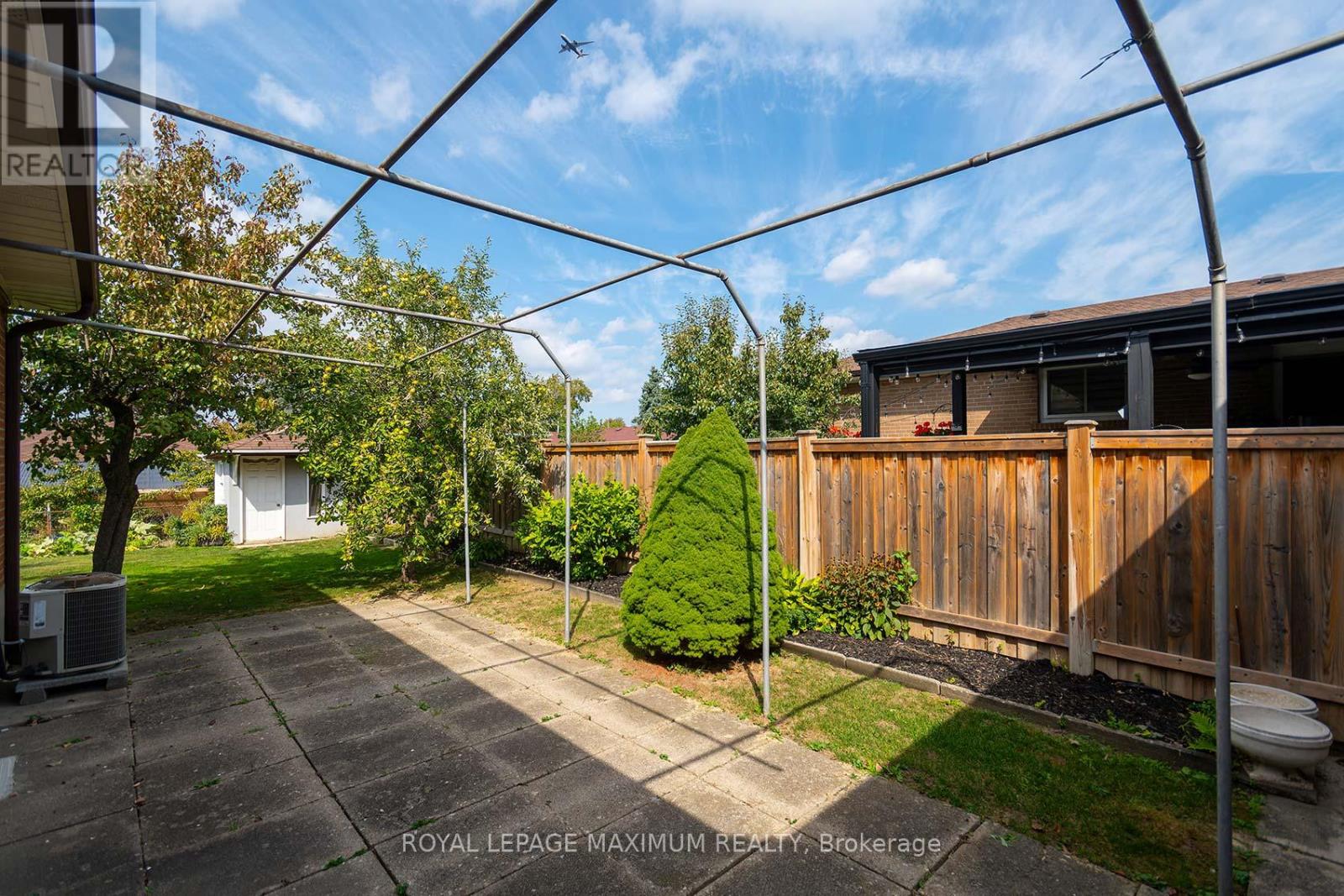 10 Gatesgill Crescent, Toronto, Ontario  M3M 1X9 - Photo 43 - W12418346