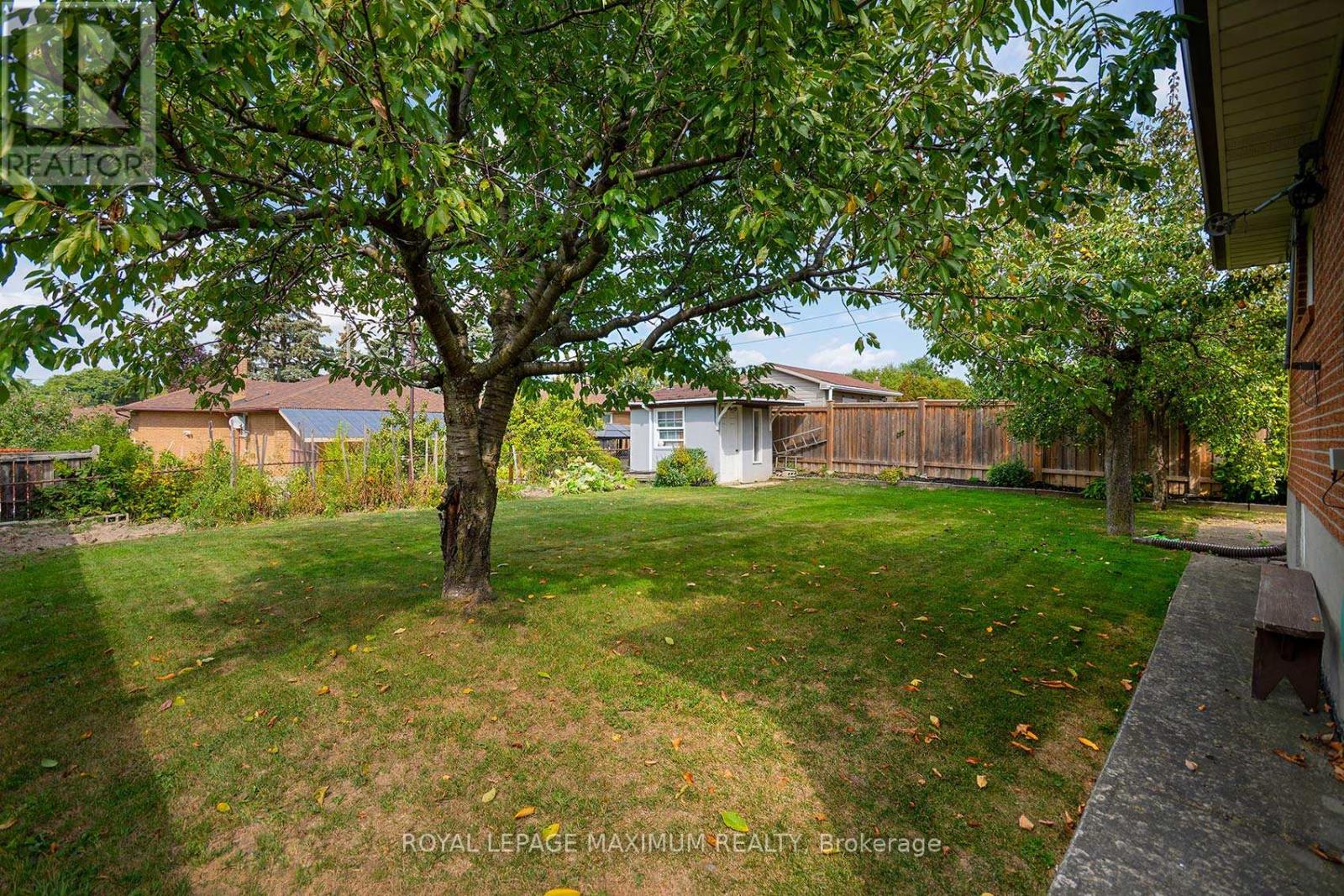 10 Gatesgill Crescent, Toronto, Ontario  M3M 1X9 - Photo 44 - W12418346