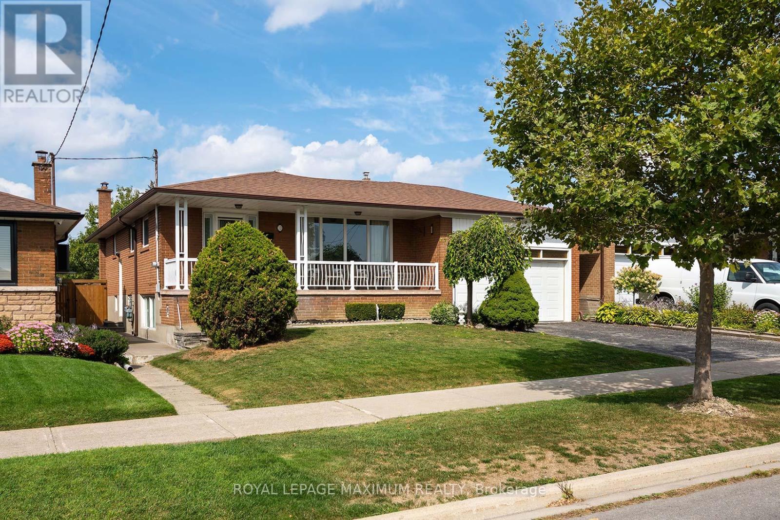 10 Gatesgill Crescent, Toronto, Ontario  M3M 1X9 - Photo 47 - W12418346