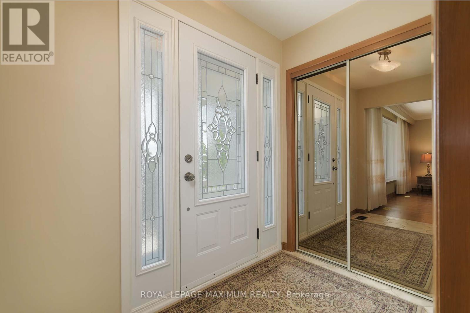 10 Gatesgill Crescent, Toronto, Ontario  M3M 1X9 - Photo 7 - W12418346