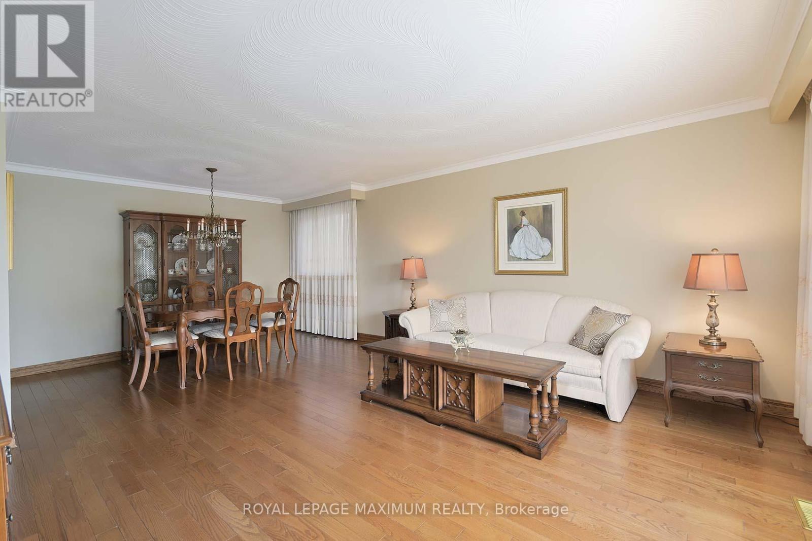 10 Gatesgill Crescent, Toronto, Ontario  M3M 1X9 - Photo 8 - W12418346