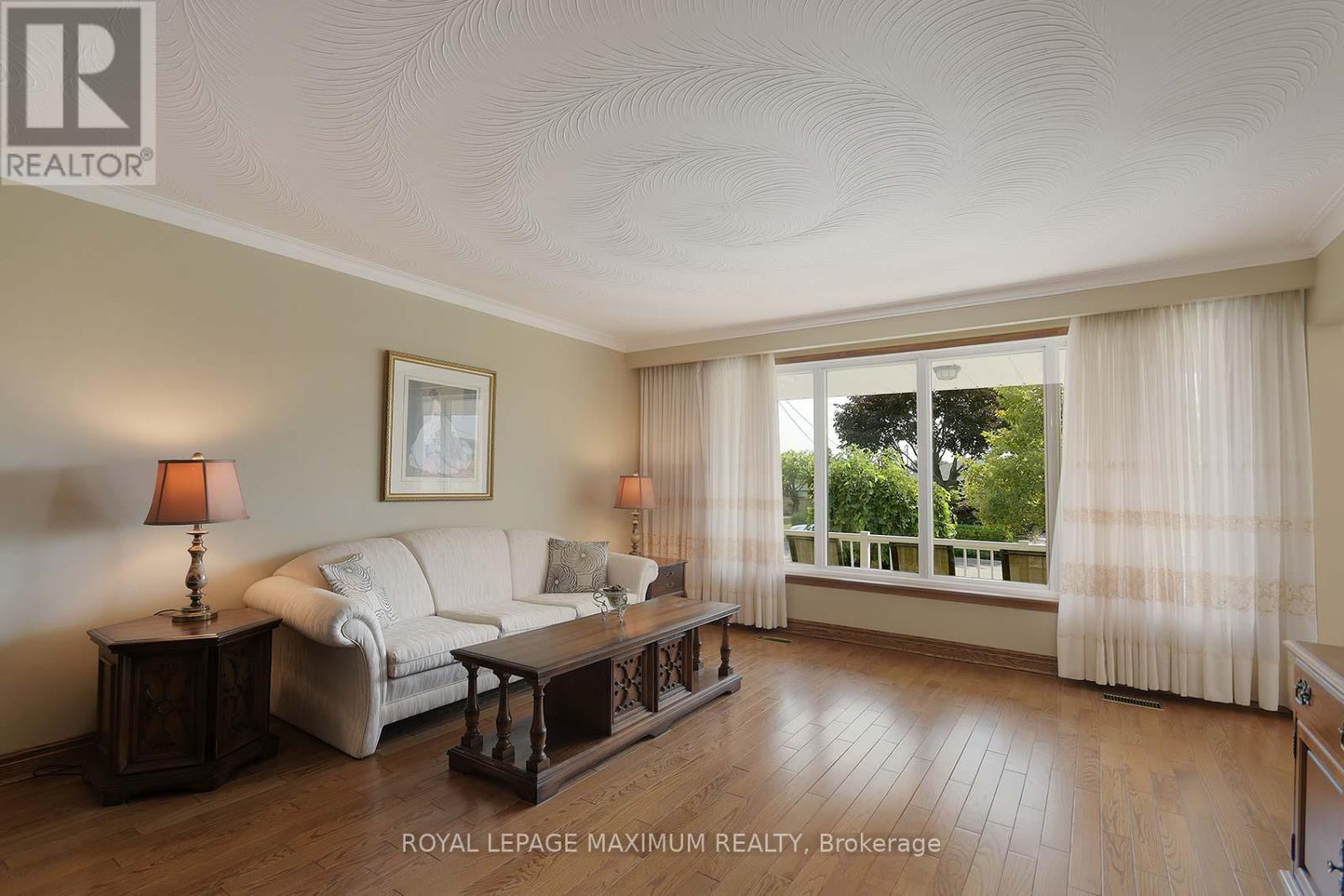 10 Gatesgill Crescent, Toronto, Ontario  M3M 1X9 - Photo 9 - W12418346