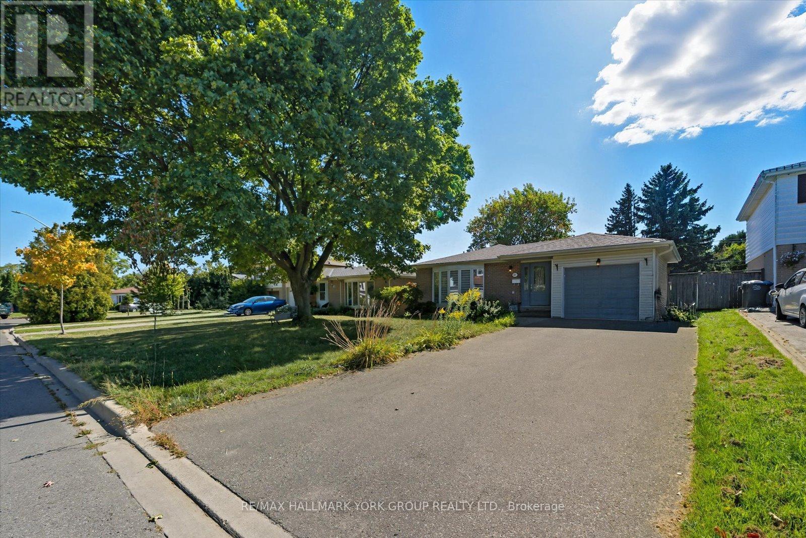 27 Bromley Crescent, Brampton, Ontario  L6T 1Z2 - Photo 2 - W12418399