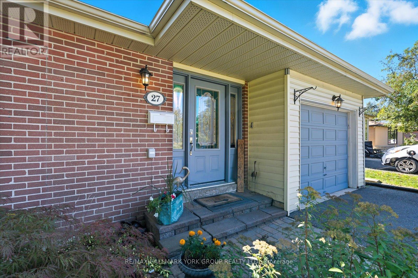27 Bromley Crescent, Brampton, Ontario  L6T 1Z2 - Photo 3 - W12418399
