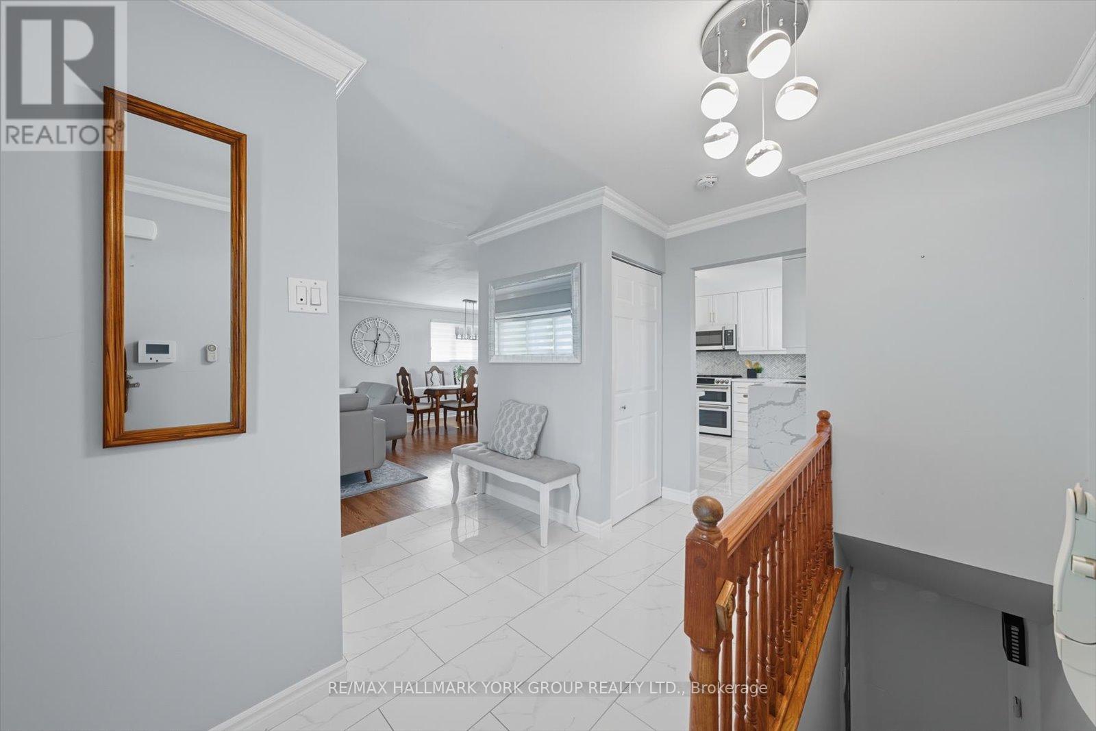 27 Bromley Crescent, Brampton, Ontario  L6T 1Z2 - Photo 5 - W12418399