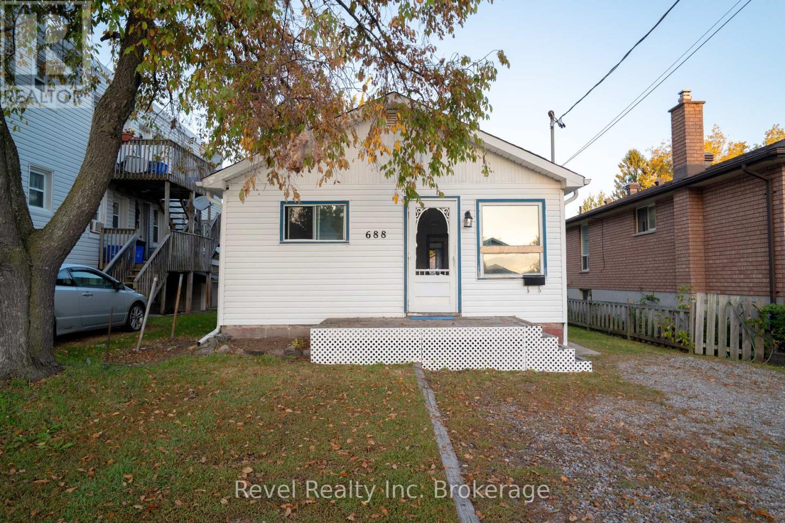 688 Douglas Street, North Bay, Ontario  P1B 5N8 - Photo 2 - X12418589