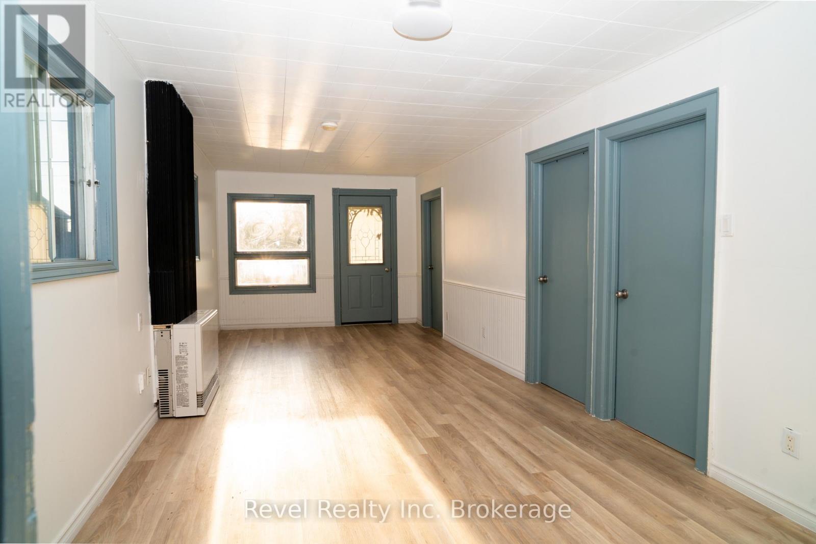688 Douglas Street, North Bay, Ontario  P1B 5N8 - Photo 7 - X12418589