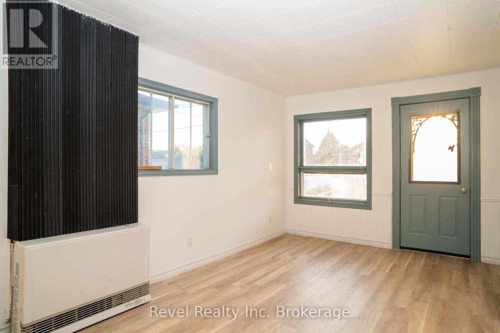 688 Douglas Street, North Bay, Ontario  P1B 5N8 - Photo 8 - X12418589