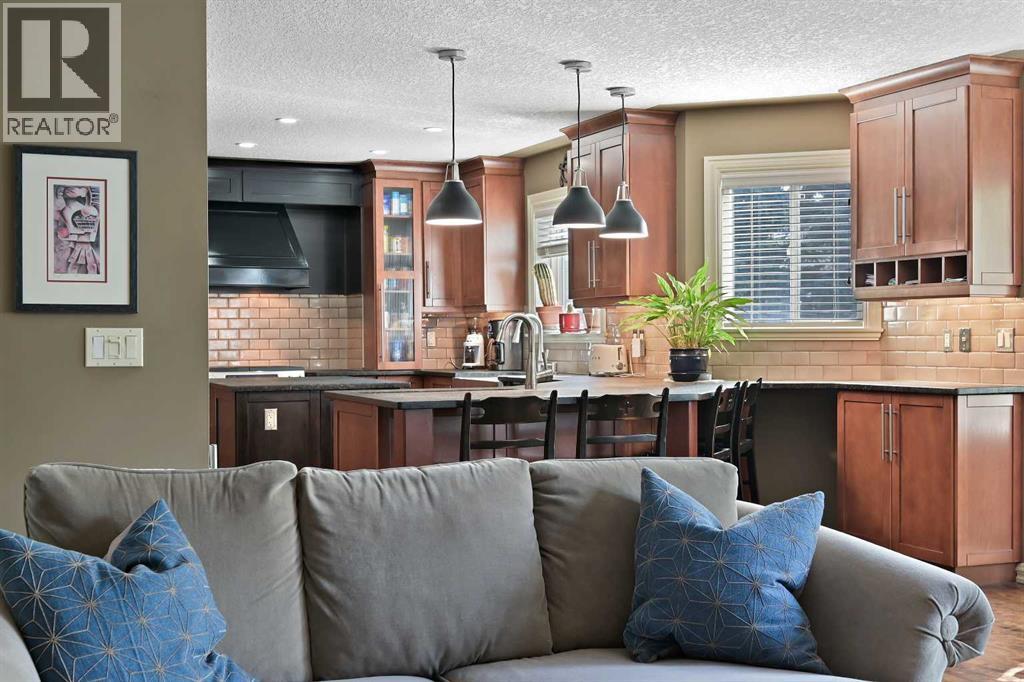 41 Strathridge Crescent Sw, Calgary, Alberta  T3H 3R9 - Photo 8 - A2256672