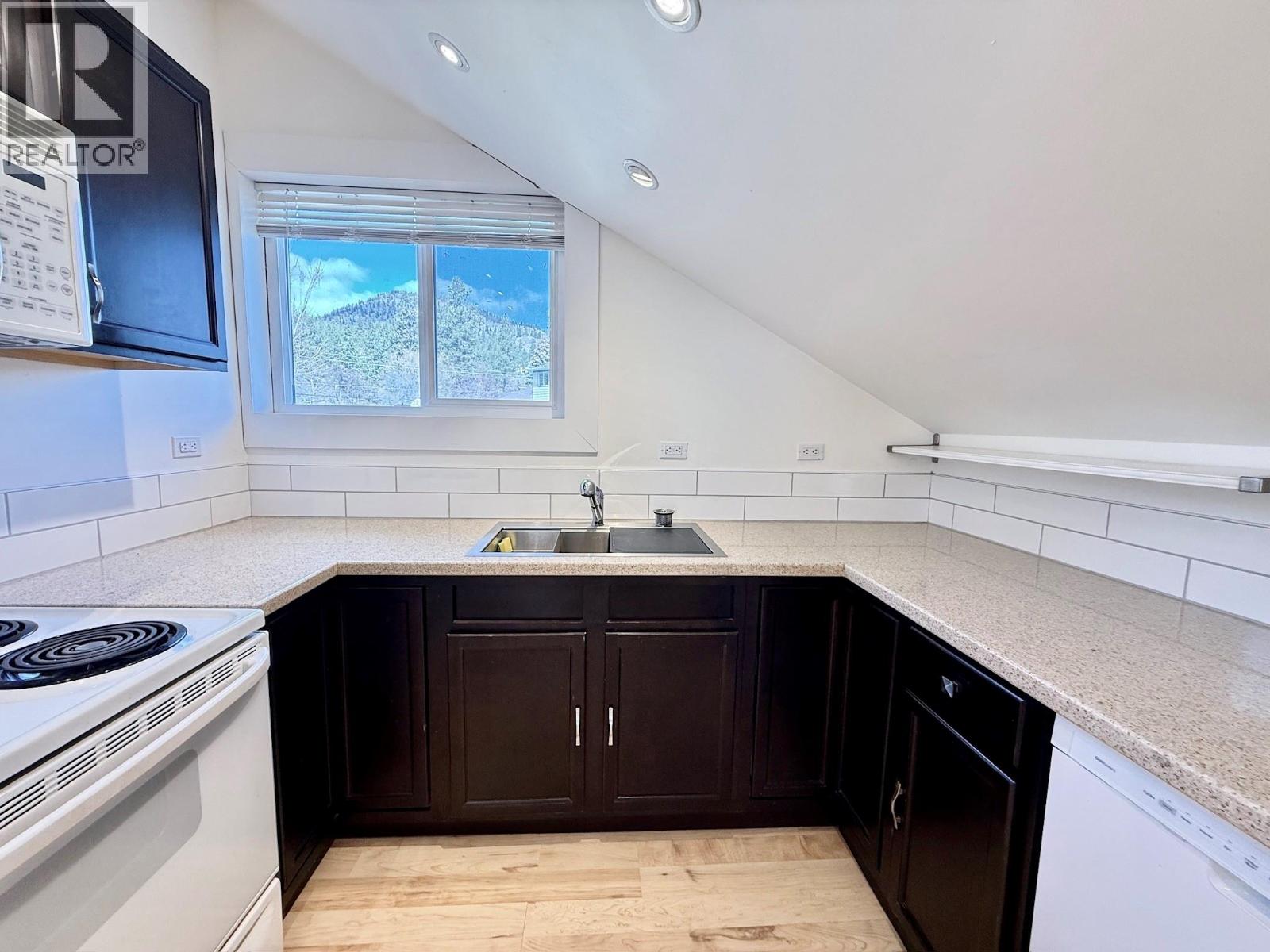 2211 West Bench Drive, Penticton, British Columbia  V2A 8Z8 - Photo 32 - 10339823
