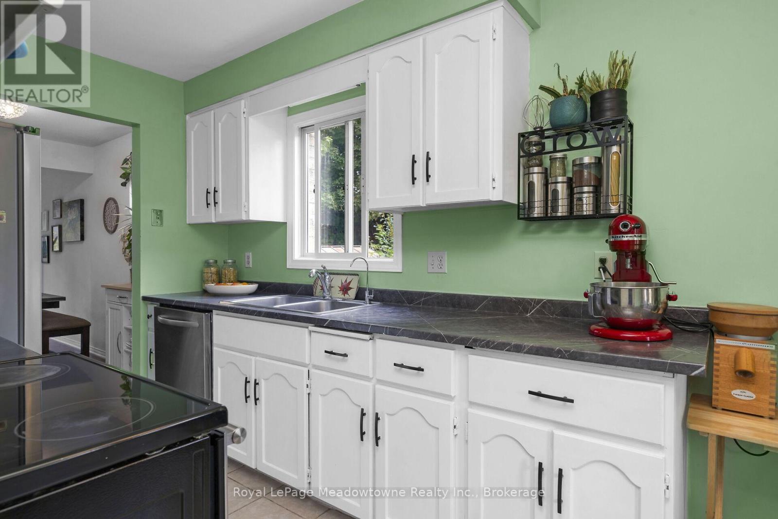 11 Valeriote Place, Guelph, Ontario  N1G 3X1 - Photo 3 - X12418666