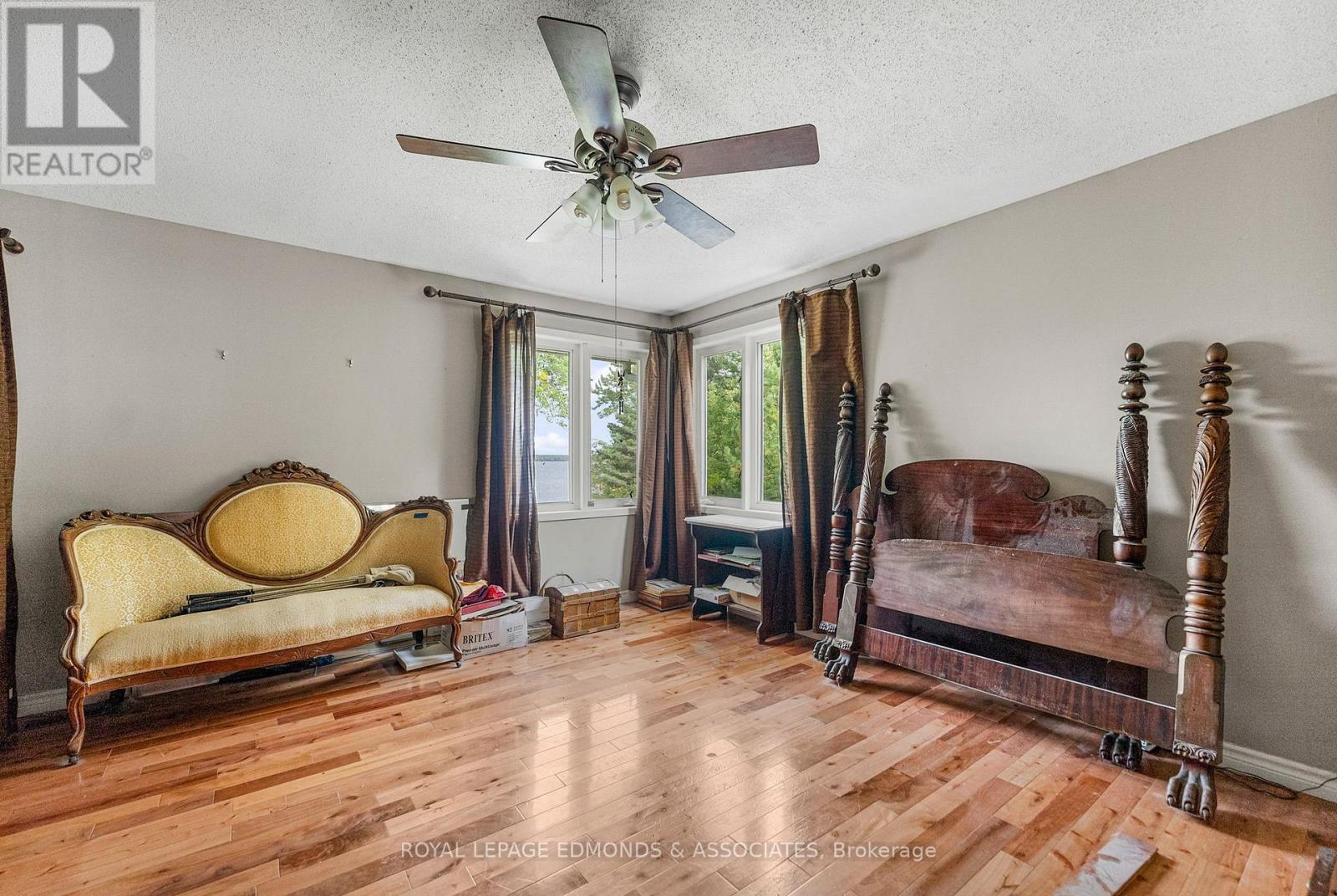 1095 Mountainview Drive, Laurentian Valley, Ontario  K8A 8E3 - Photo 24 - X12418688