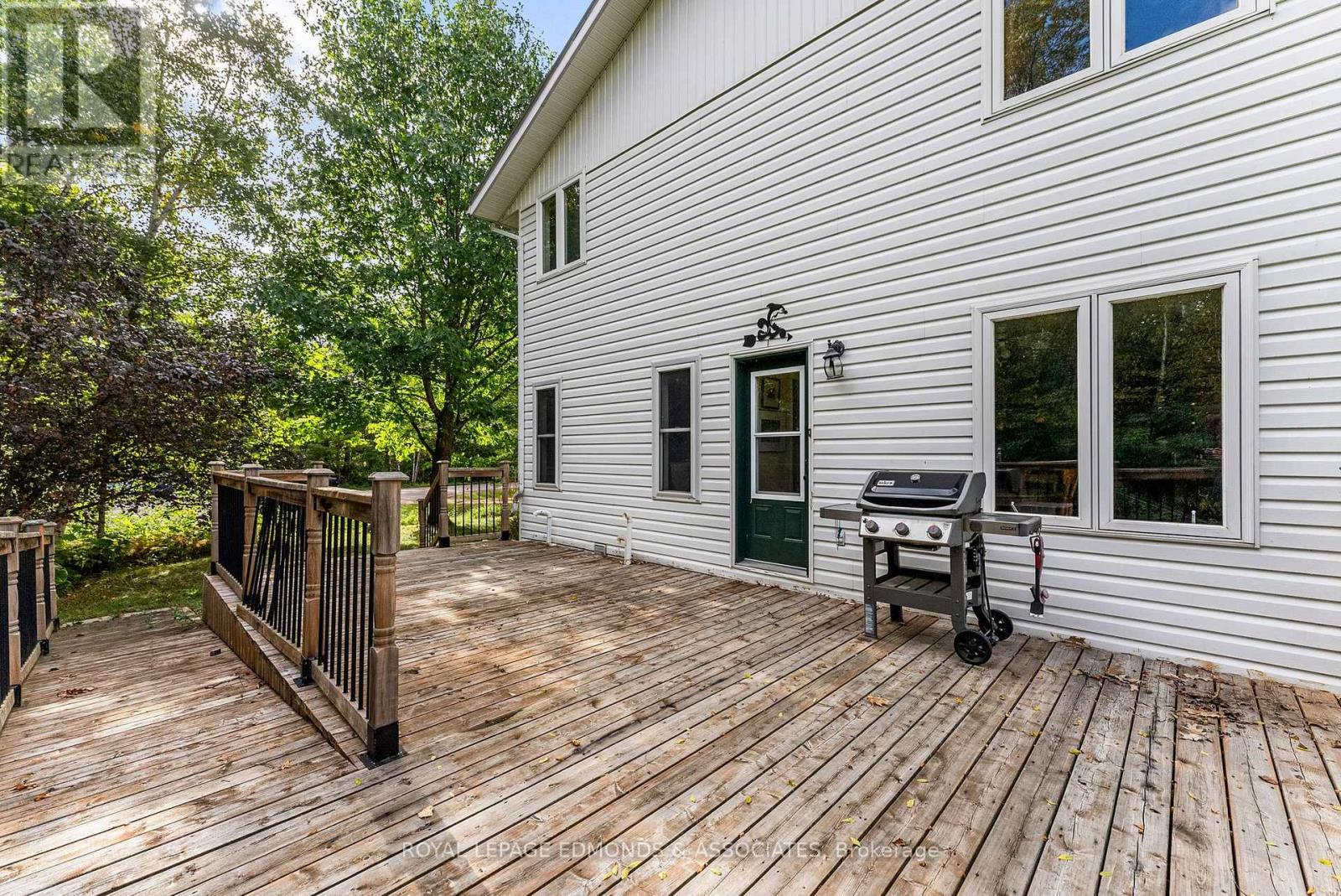 1095 Mountainview Drive, Laurentian Valley, Ontario  K8A 8E3 - Photo 35 - X12418688