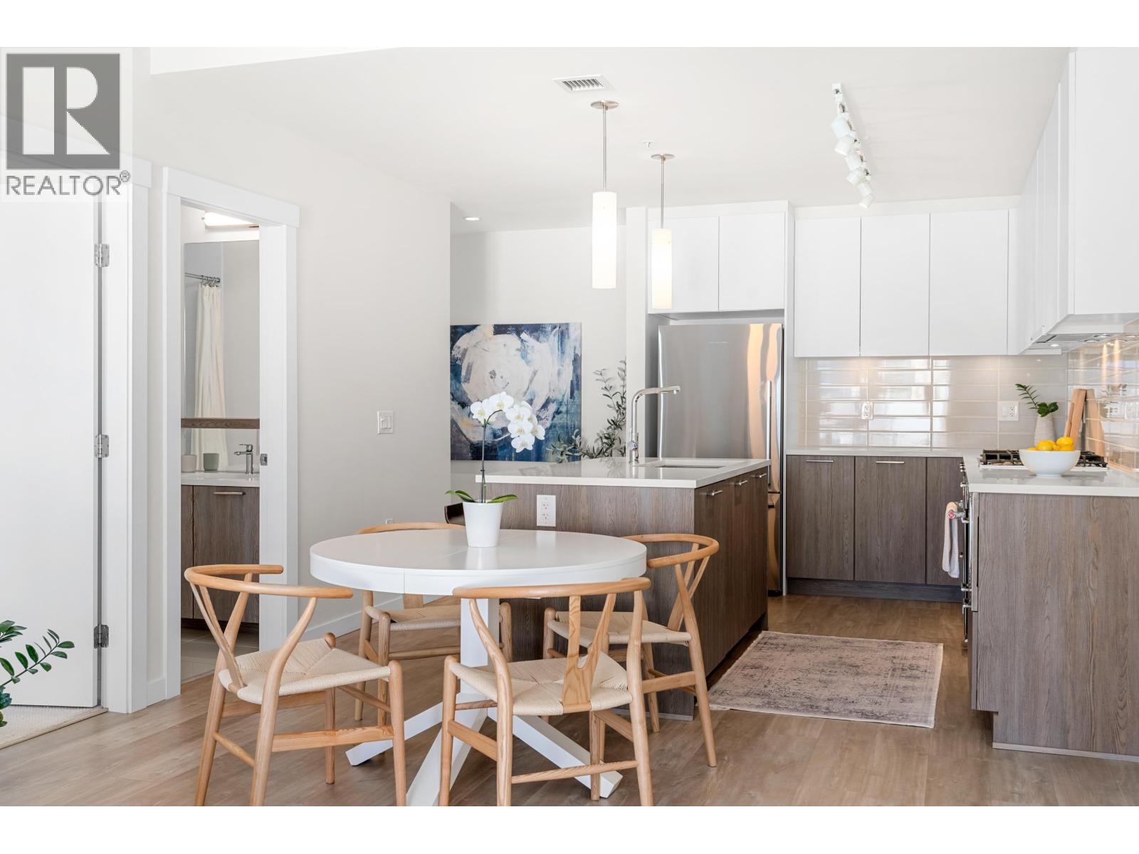 205 615 E 3RD STREET, North Vancouver, British Columbia