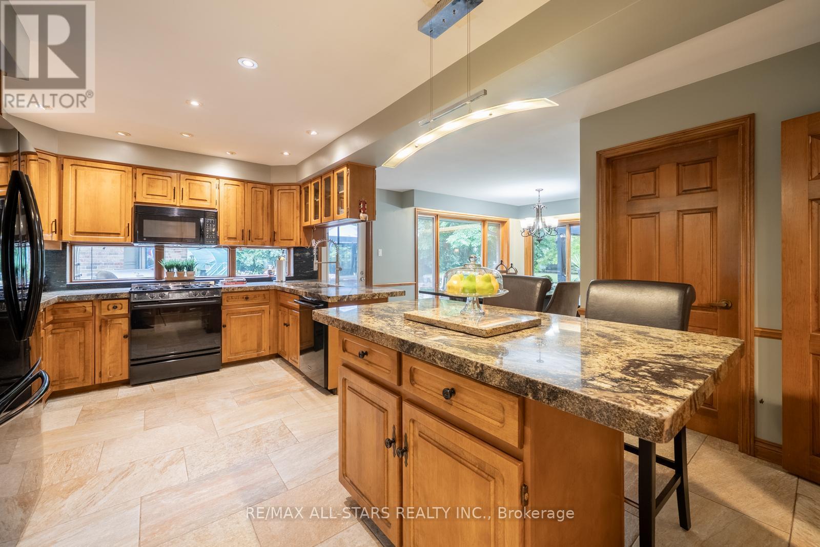 3 Marilyn Avenue, Whitchurch-Stouffville, Ontario  L4A 2C8 - Photo 14 - N12264302