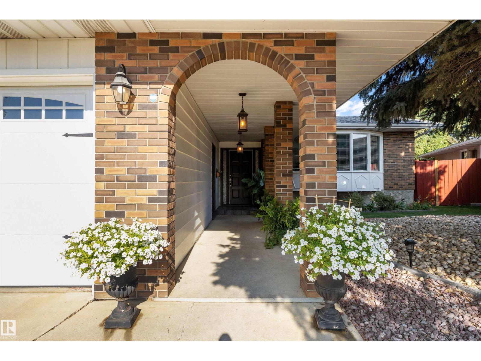 1456 Knottwood Rd E Nw, Edmonton, Alberta  T6K 2J9 - Photo 2 - E4458886