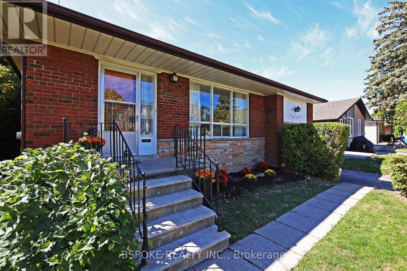 54 Warner Avenue, Toronto, Ontario  M4A 1Z4 - Photo 4 - C12418458