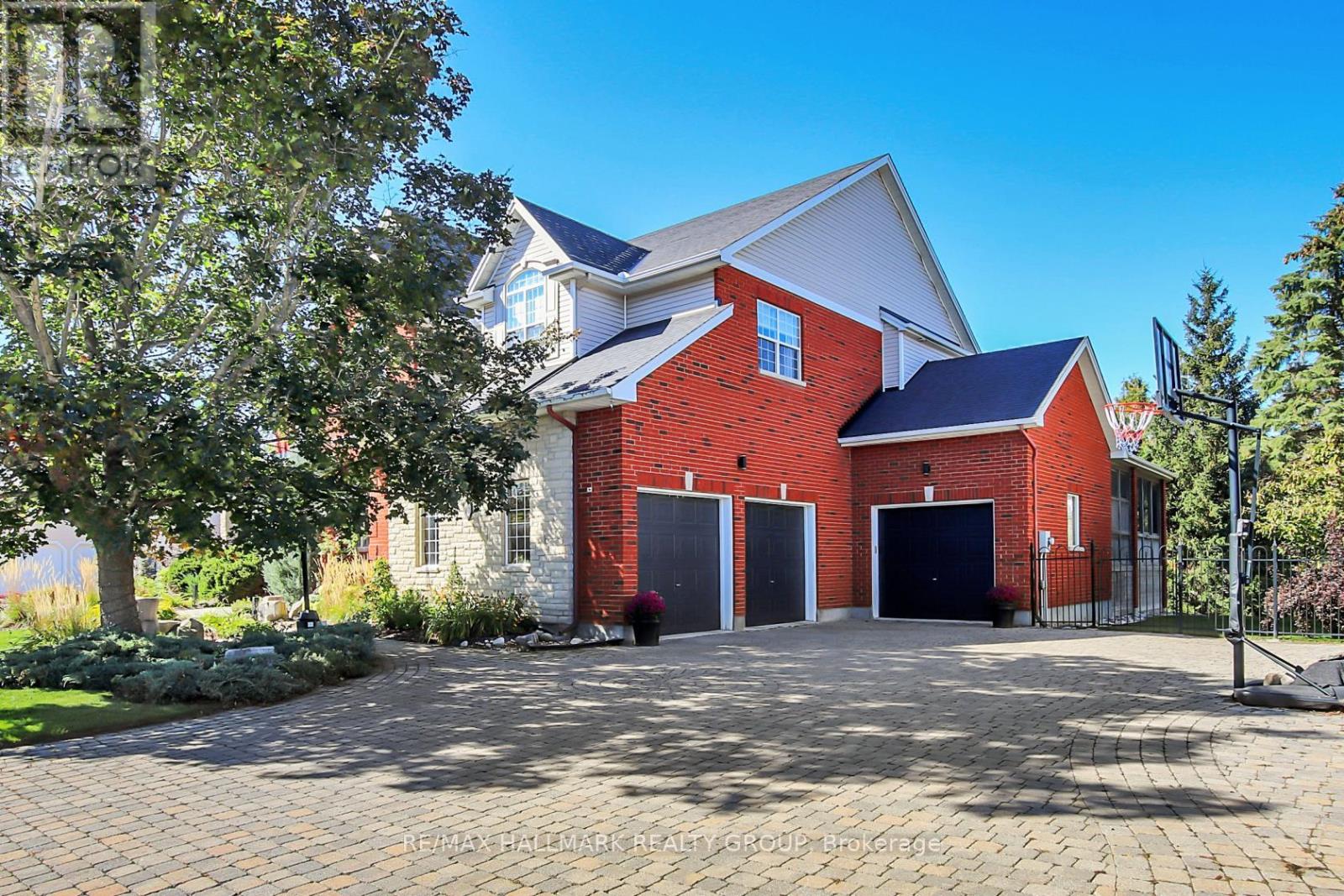 13 Beechgrove Gardens, Ottawa, Ontario  K2S 1W5 - Photo 2 - X12370932
