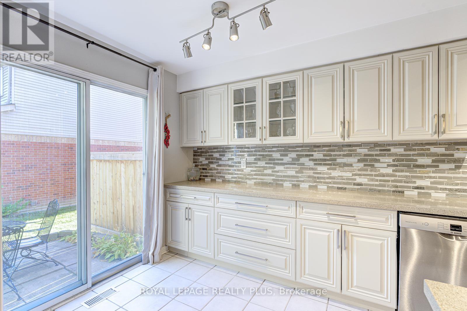 767 Playter Crescent, Newmarket, Ontario  L3X 1W7 - Photo 12 - N12418442