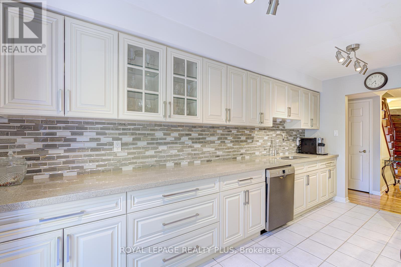 767 Playter Crescent, Newmarket, Ontario  L3X 1W7 - Photo 13 - N12418442