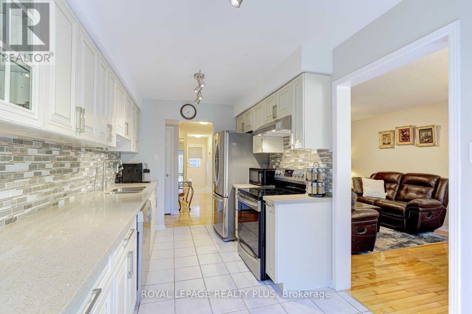 767 Playter Crescent, Newmarket, Ontario  L3X 1W7 - Photo 14 - N12418442