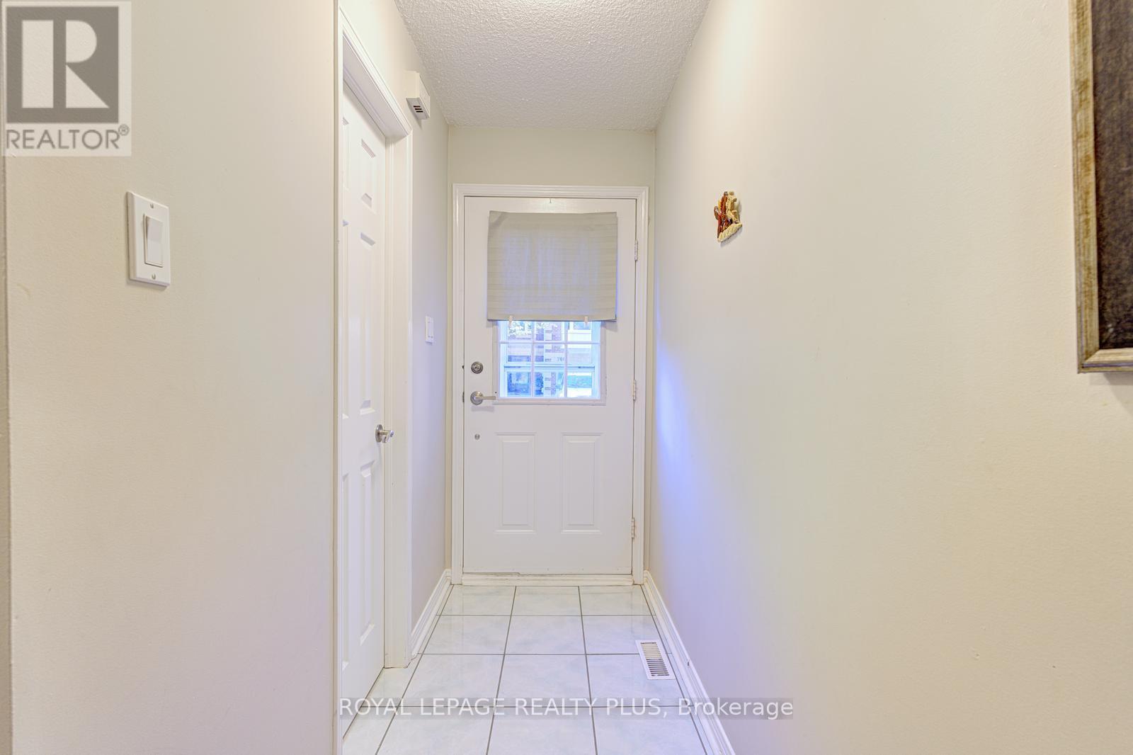 767 Playter Crescent, Newmarket, Ontario  L3X 1W7 - Photo 3 - N12418442