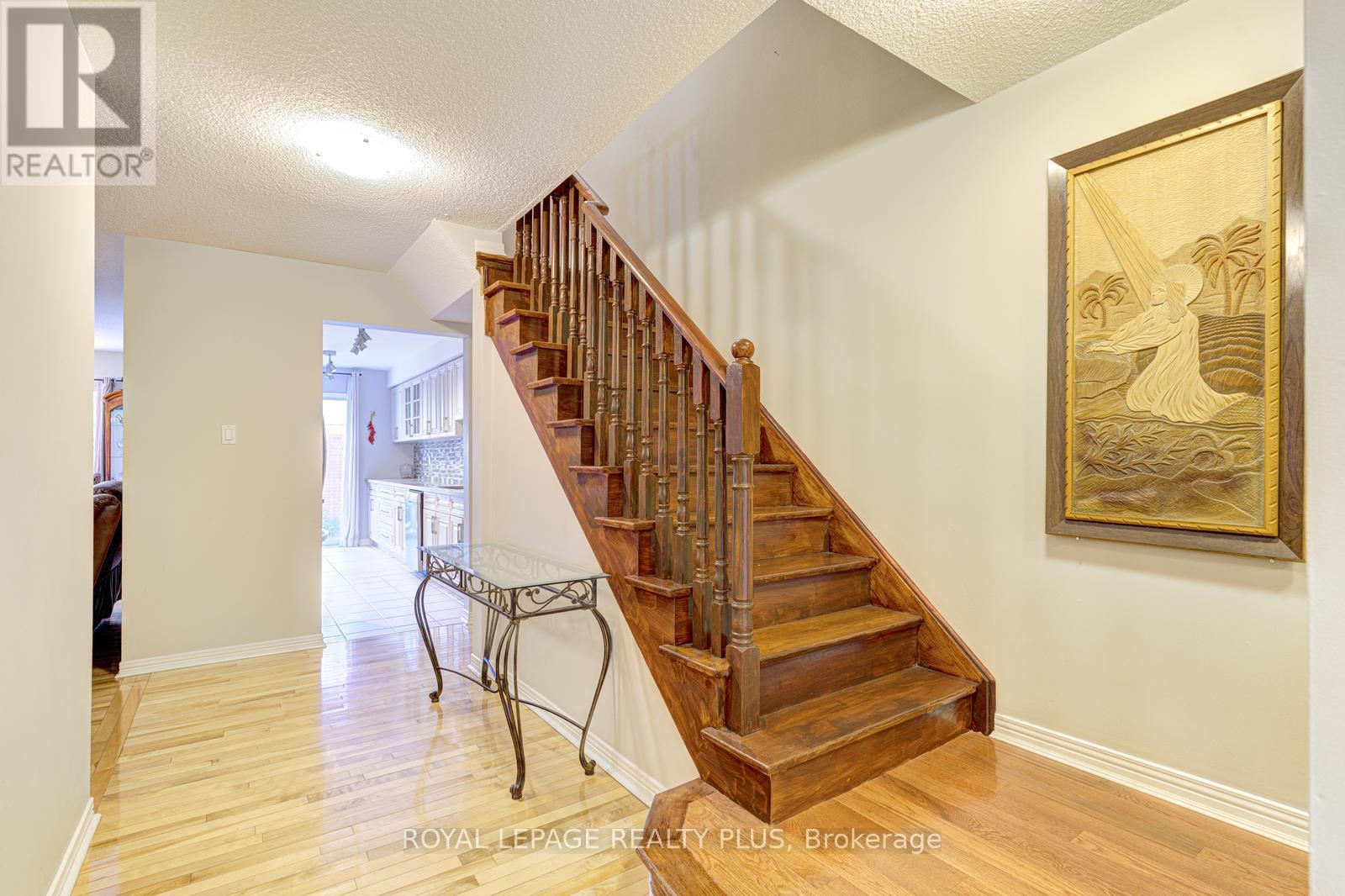 767 Playter Crescent, Newmarket, Ontario  L3X 1W7 - Photo 4 - N12418442